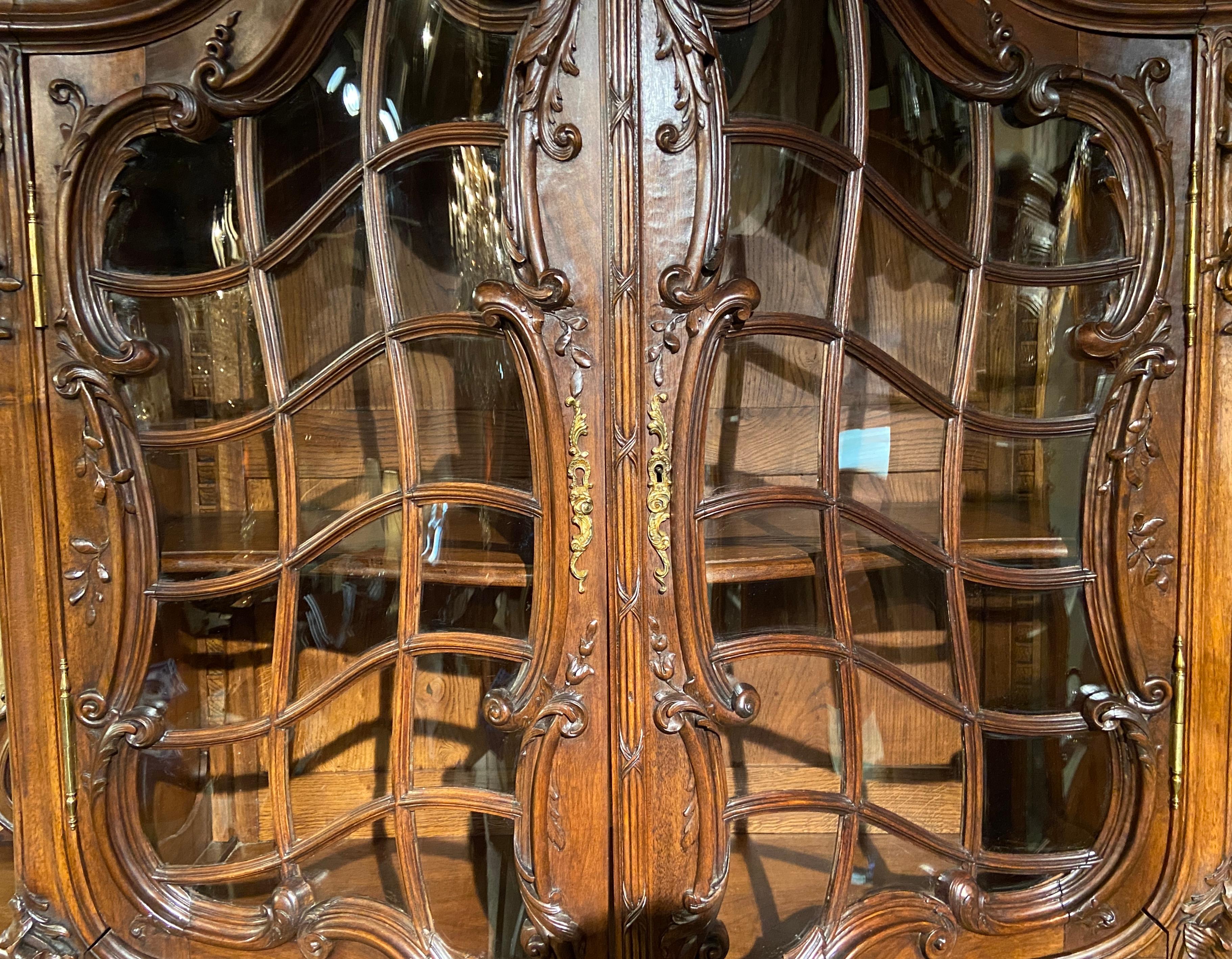 Antiker französischer Louis-XV-Schrank aus geschnitztem Nussbaumholz mit geschwungener Glasfront, um 1860 (Louis XV.) im Angebot