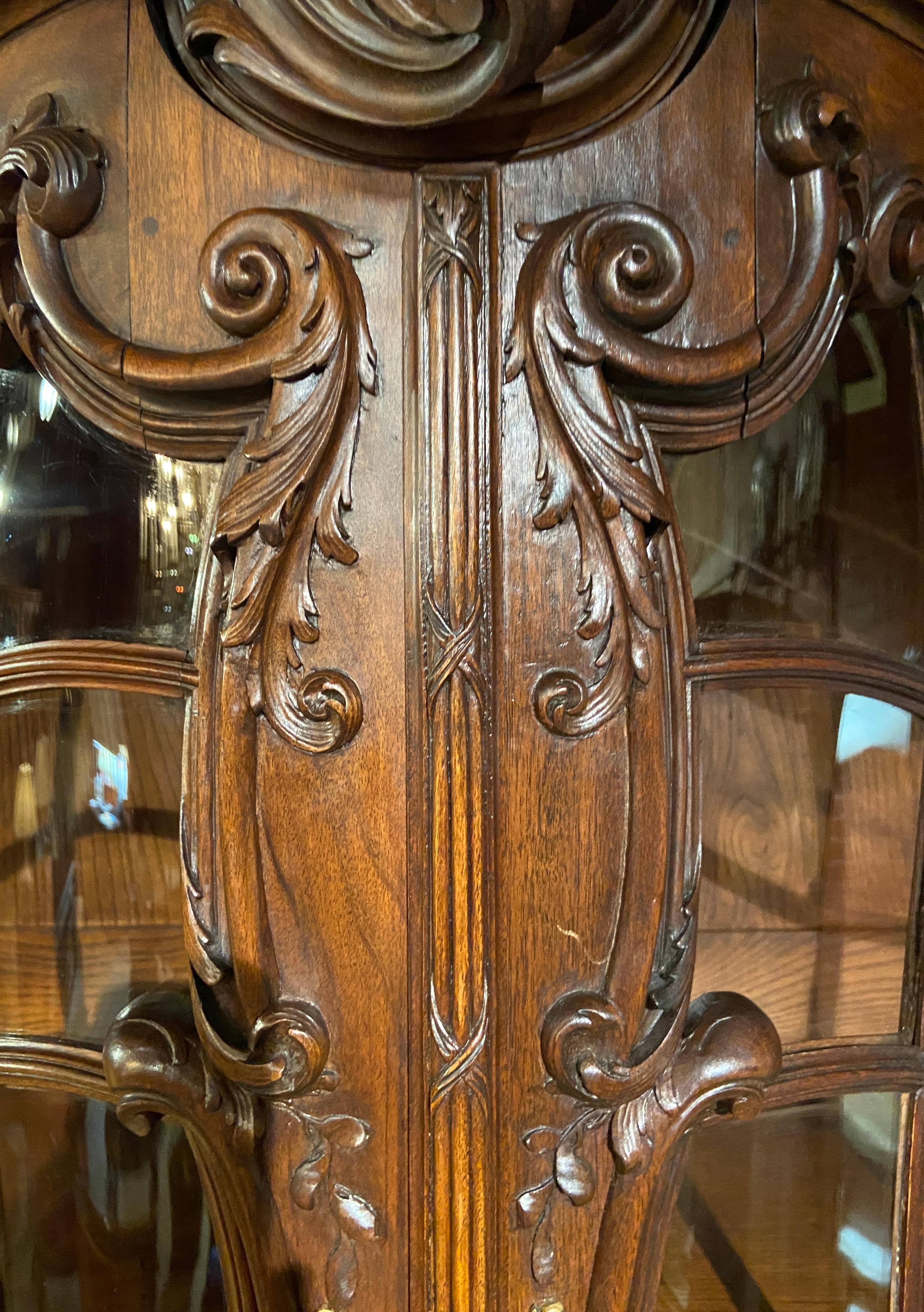 Antique French Louis XV Carved Walnut Curved Glass Front Cabinet, Circa 1860 For Sale 1