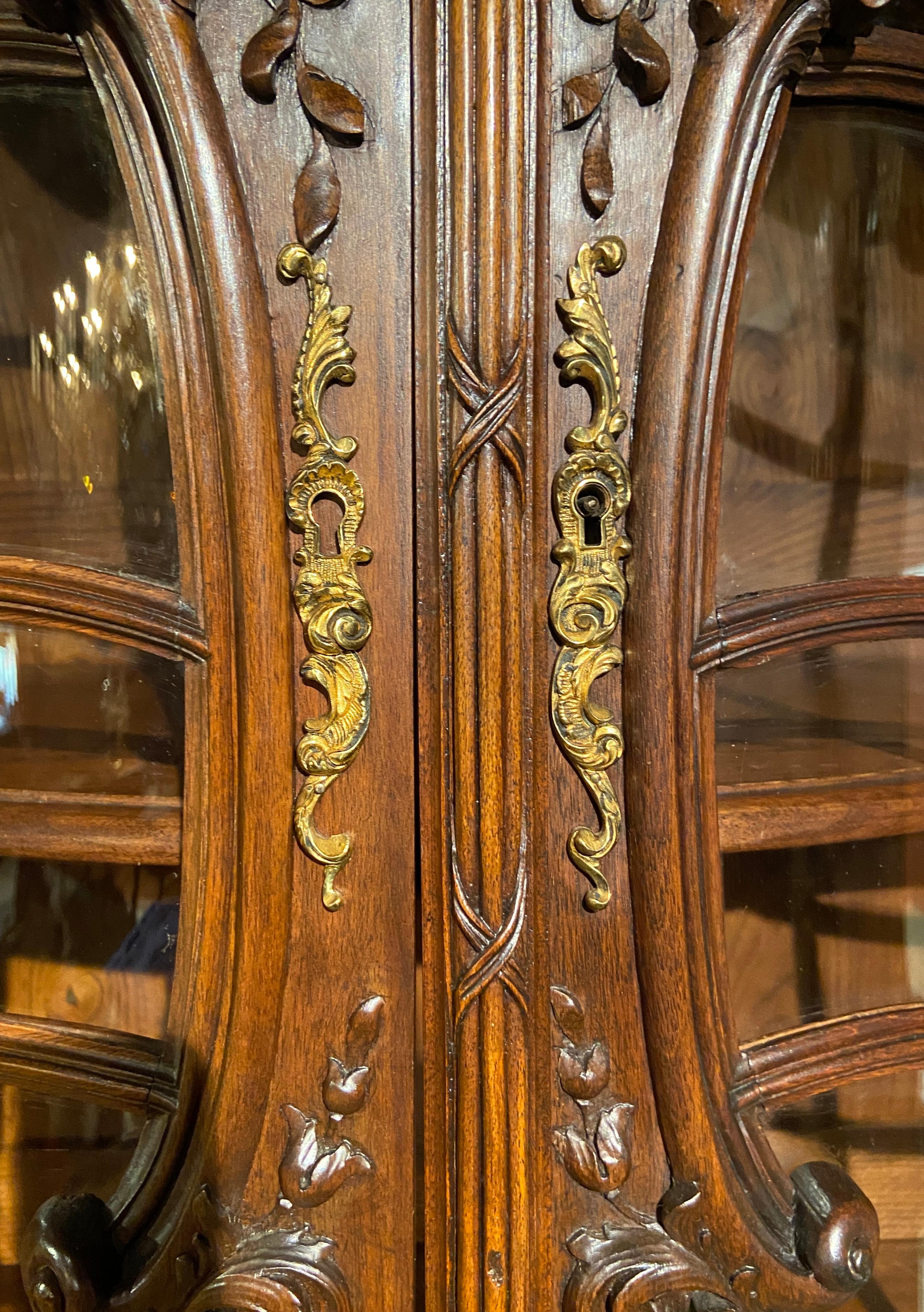 Antique French Louis XV Carved Walnut Curved Glass Front Cabinet, Circa 1860 For Sale 2