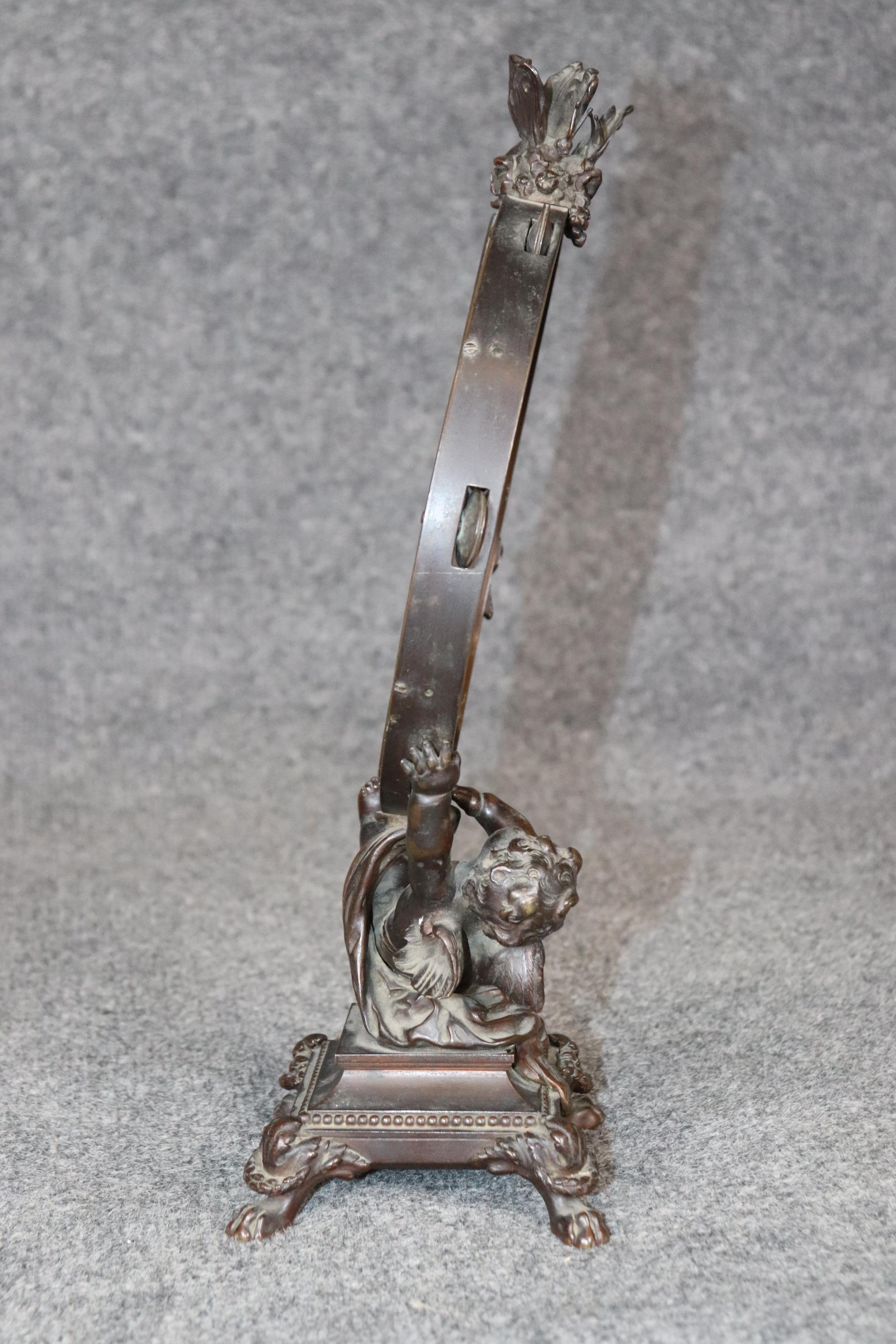 Louis XV Antique miroir de bureau français de style Clodion en bronze avec chérubin en vente