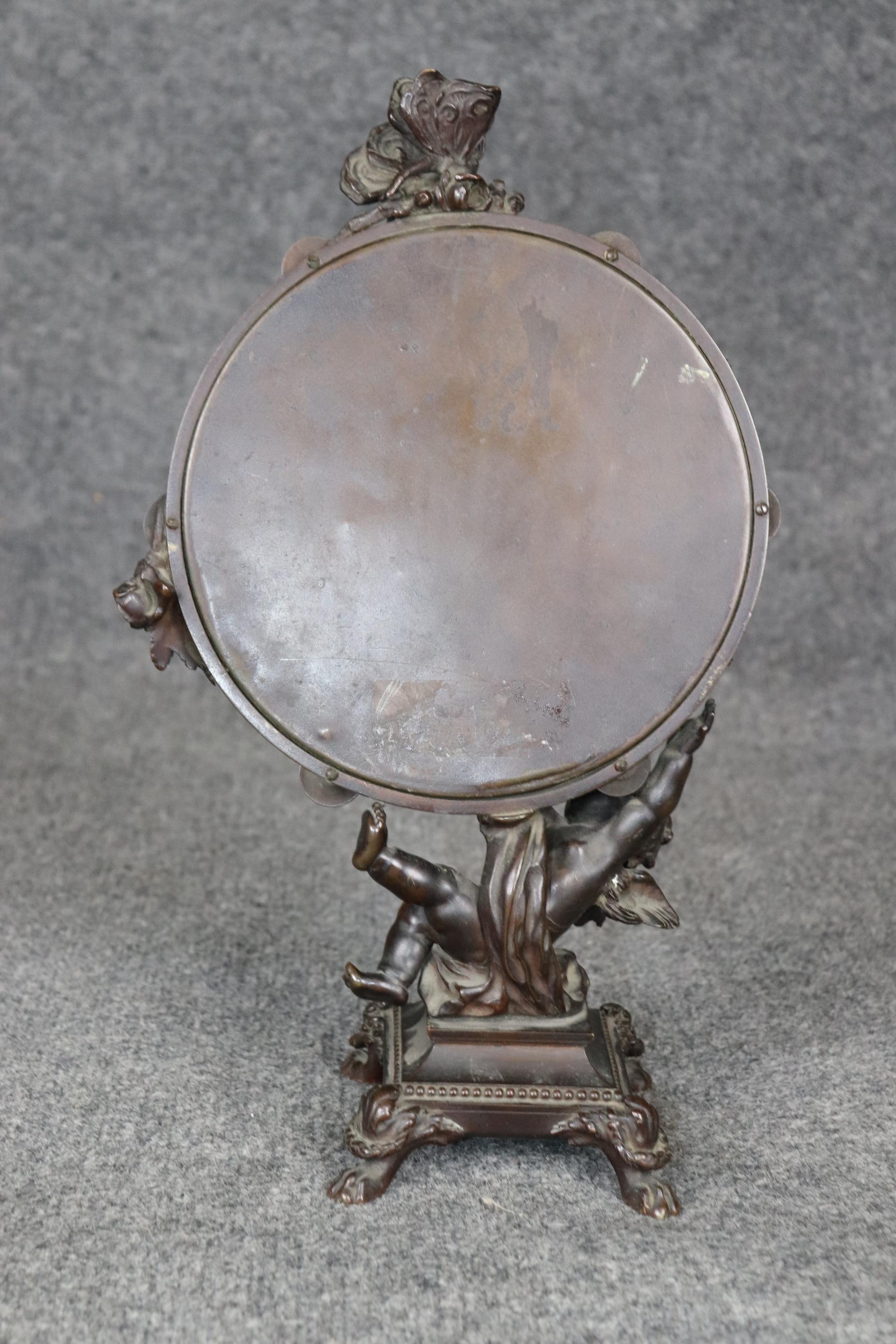 Français Antique miroir de bureau français de style Clodion en bronze avec chérubin en vente