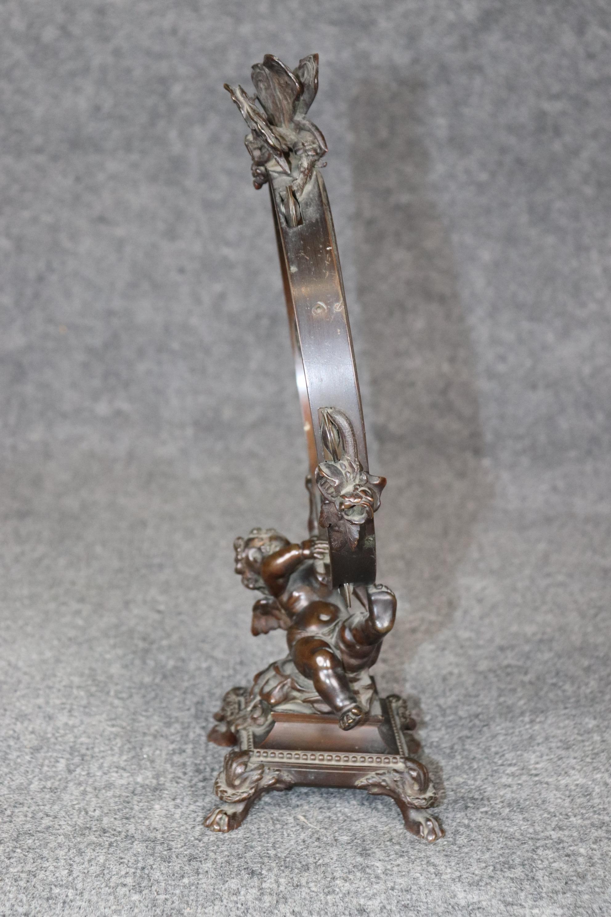 Moulage Antique miroir de bureau français de style Clodion en bronze avec chérubin en vente
