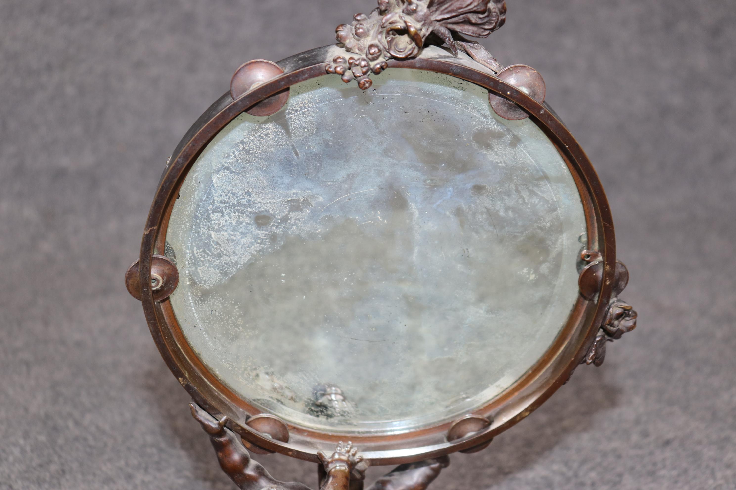 Antique miroir de bureau français de style Clodion en bronze avec chérubin Bon état - En vente à Swedesboro, NJ