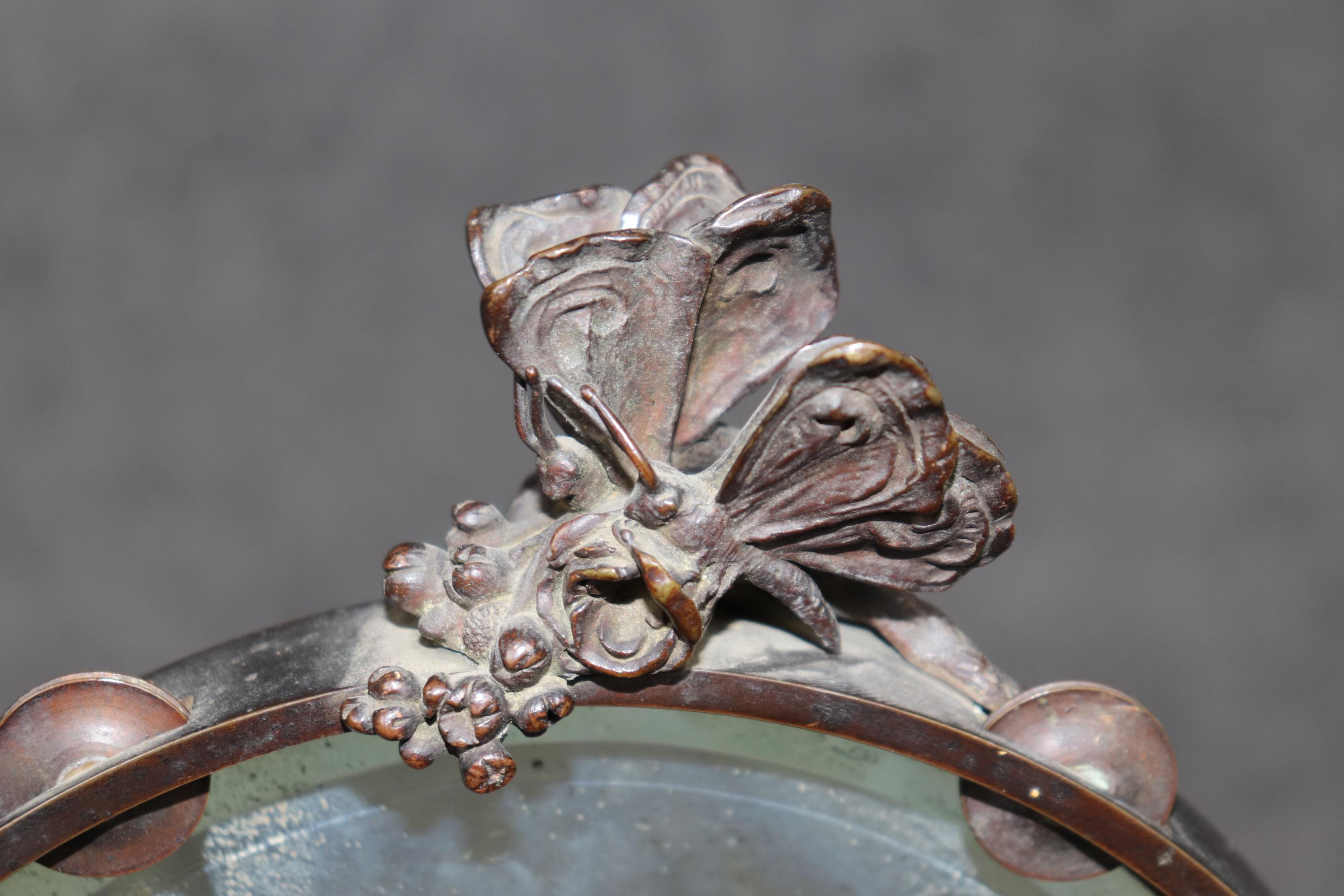 XIXe siècle Antique miroir de bureau français de style Clodion en bronze avec chérubin en vente