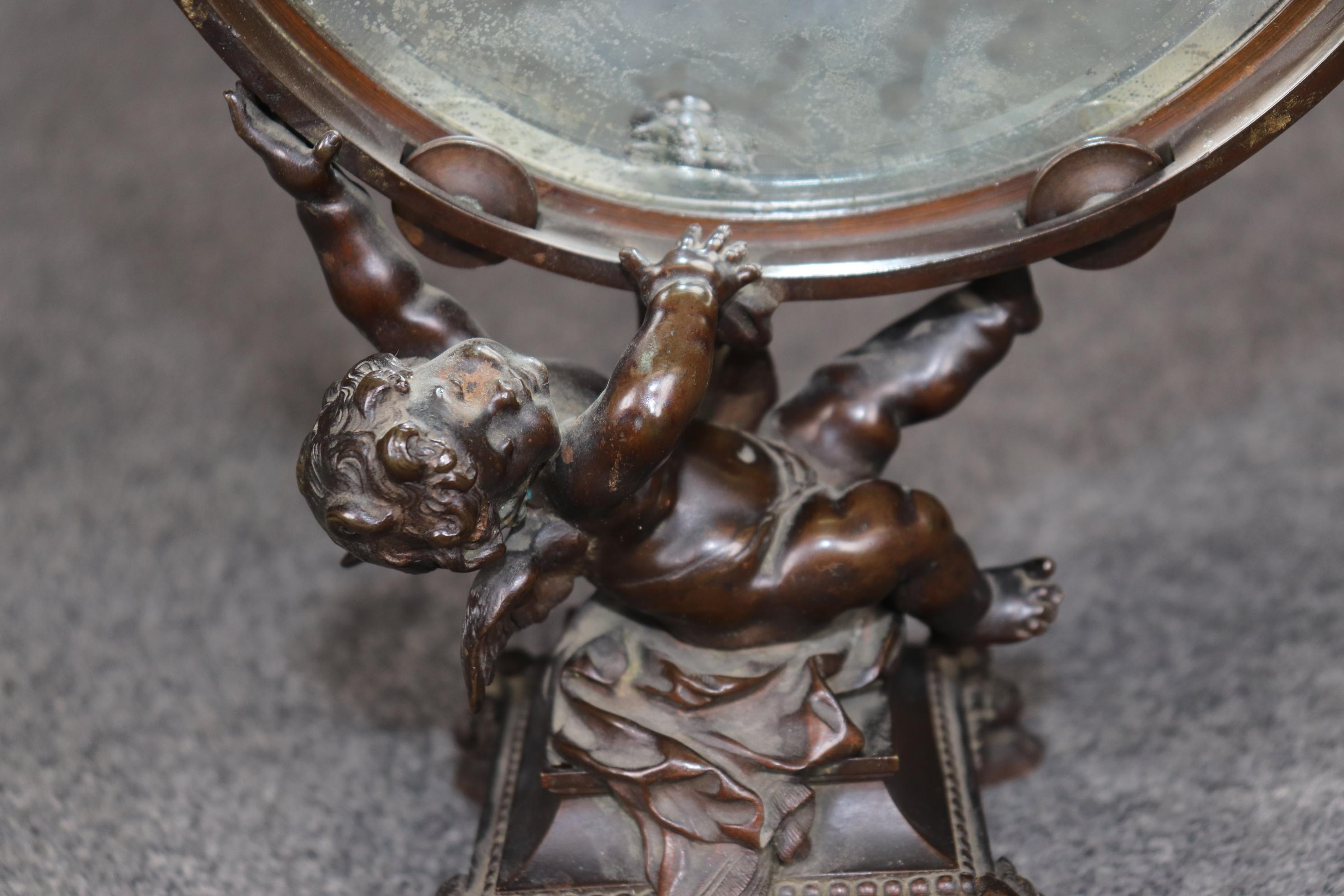 Antique miroir de bureau français de style Clodion en bronze avec chérubin en vente 1