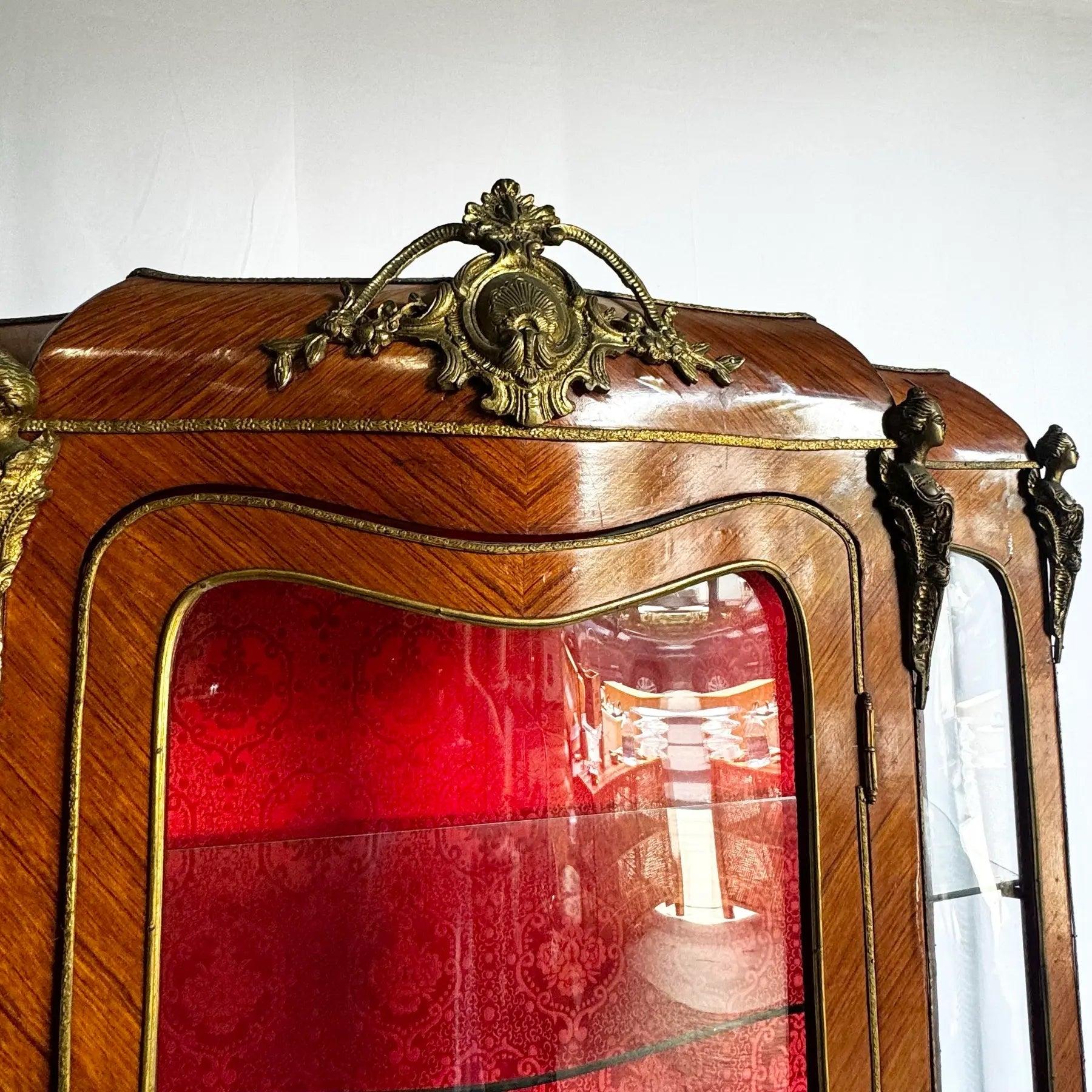 Antique French Louis XV Curio Vitrine With Ormolu & Hand-Painted Panels en venta 4