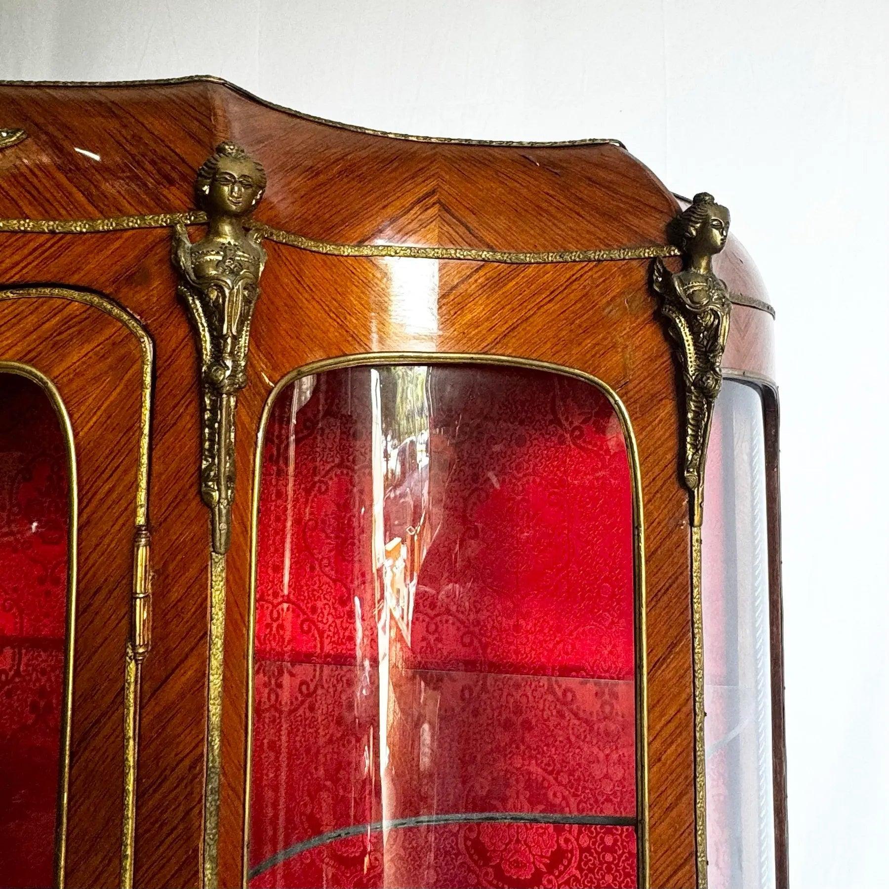 Antique French Louis XV Curio Vitrine With Ormolu & Hand-Painted Panels en venta 5