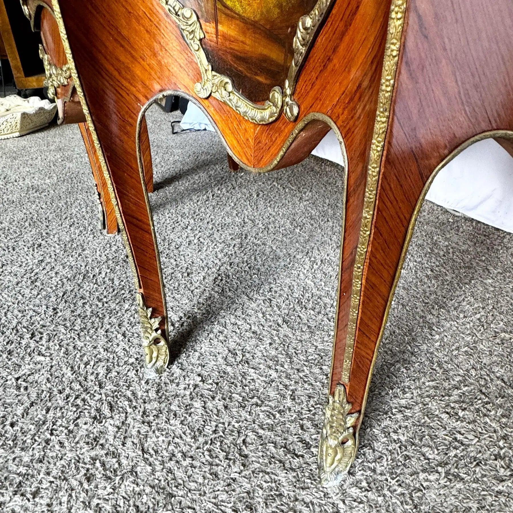Antique French Louis XV Curio Vitrine With Ormolu & Hand-Painted Panels en venta 6