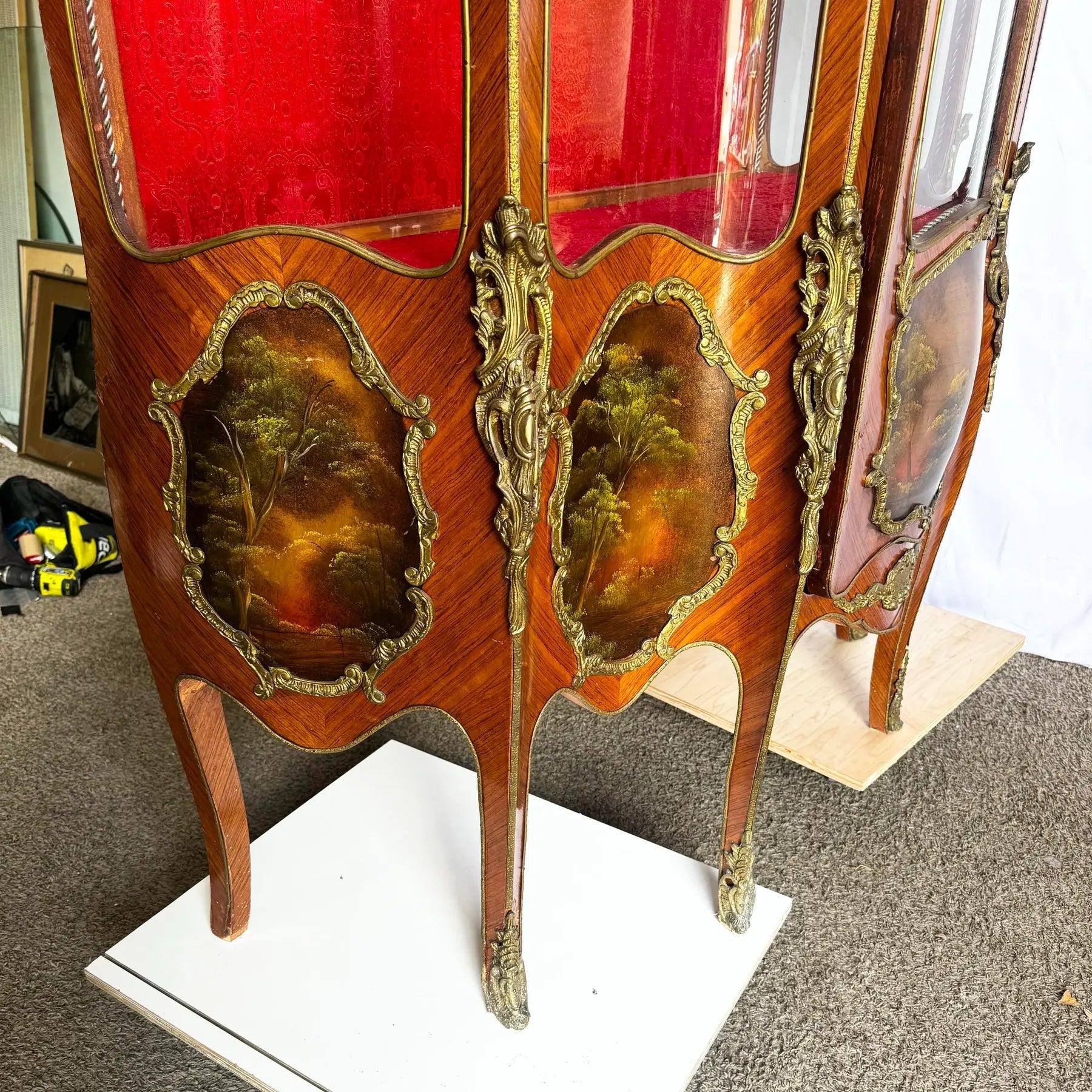 Vitrina Luis XV Ormolu: las elegantes curvas, los paneles pintados a mano y las intrincadas monturas de ormolu muestran la opulencia francesa del siglo XVIII.
 
 Algo de desgaste y envejecimiento en los bordes y el dorado, como se muestra en las