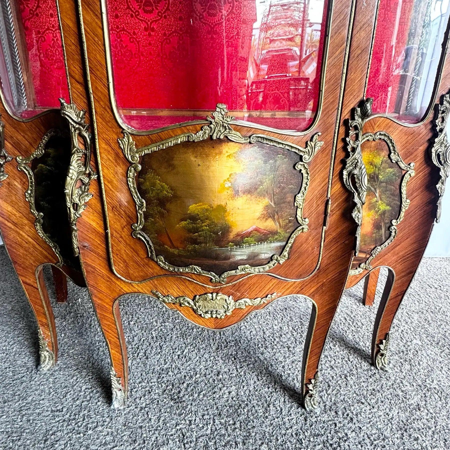 Antique French Louis XV Curio Vitrine With Ormolu & Hand-Painted Panels Francés en venta
