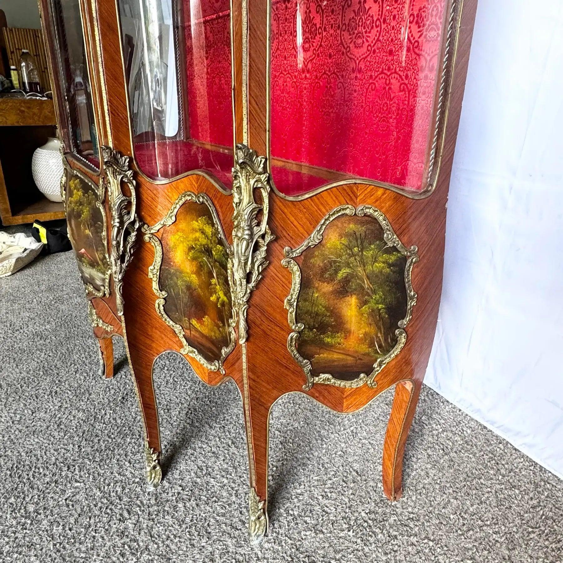 Antique French Louis XV Curio Vitrine With Ormolu & Hand-Painted Panels en Bueno estado para la venta en Delray Beach, FL