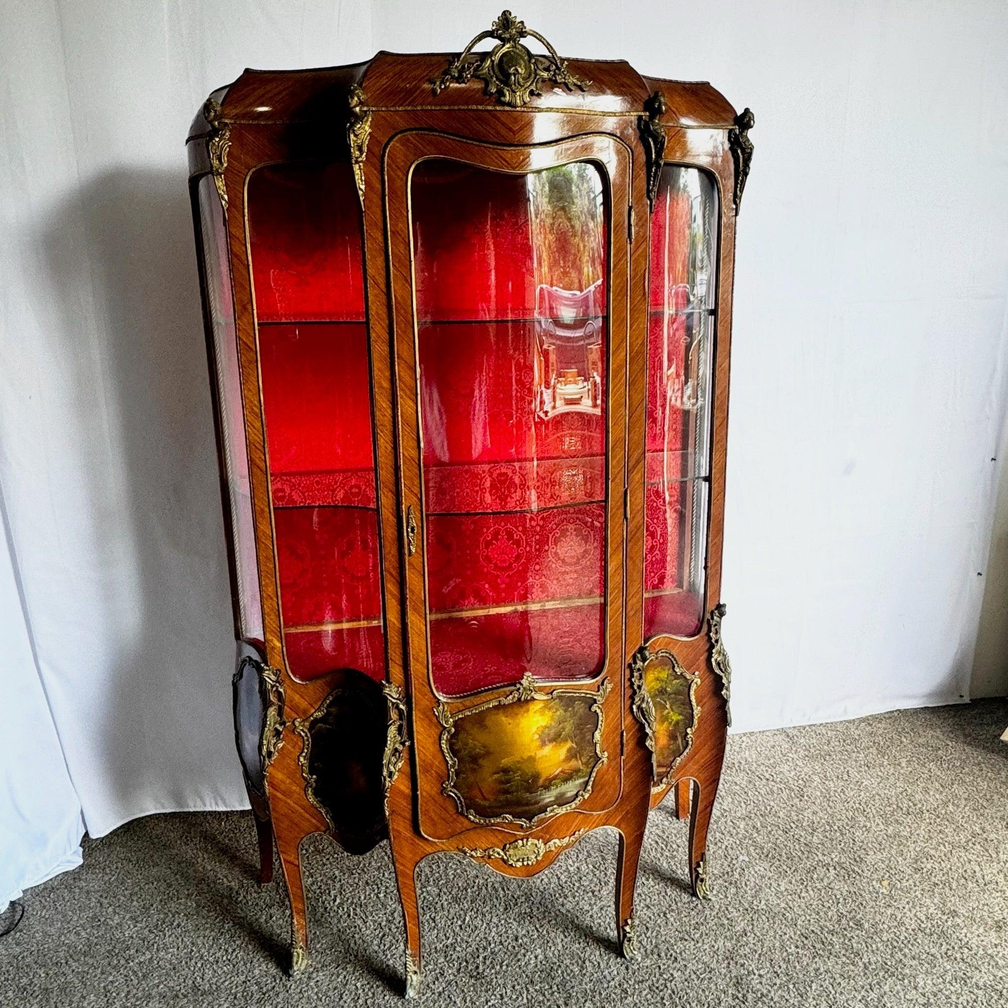 Antique French Louis XV Curio Vitrine With Ormolu & Hand-Painted Panels Madera en venta