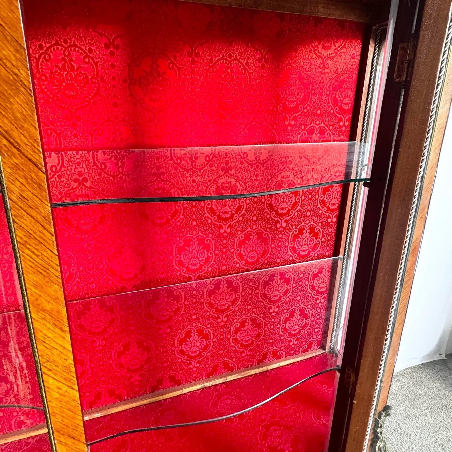 Antique French Louis XV Curio Vitrine With Ormolu & Hand-Painted Panels en venta 2