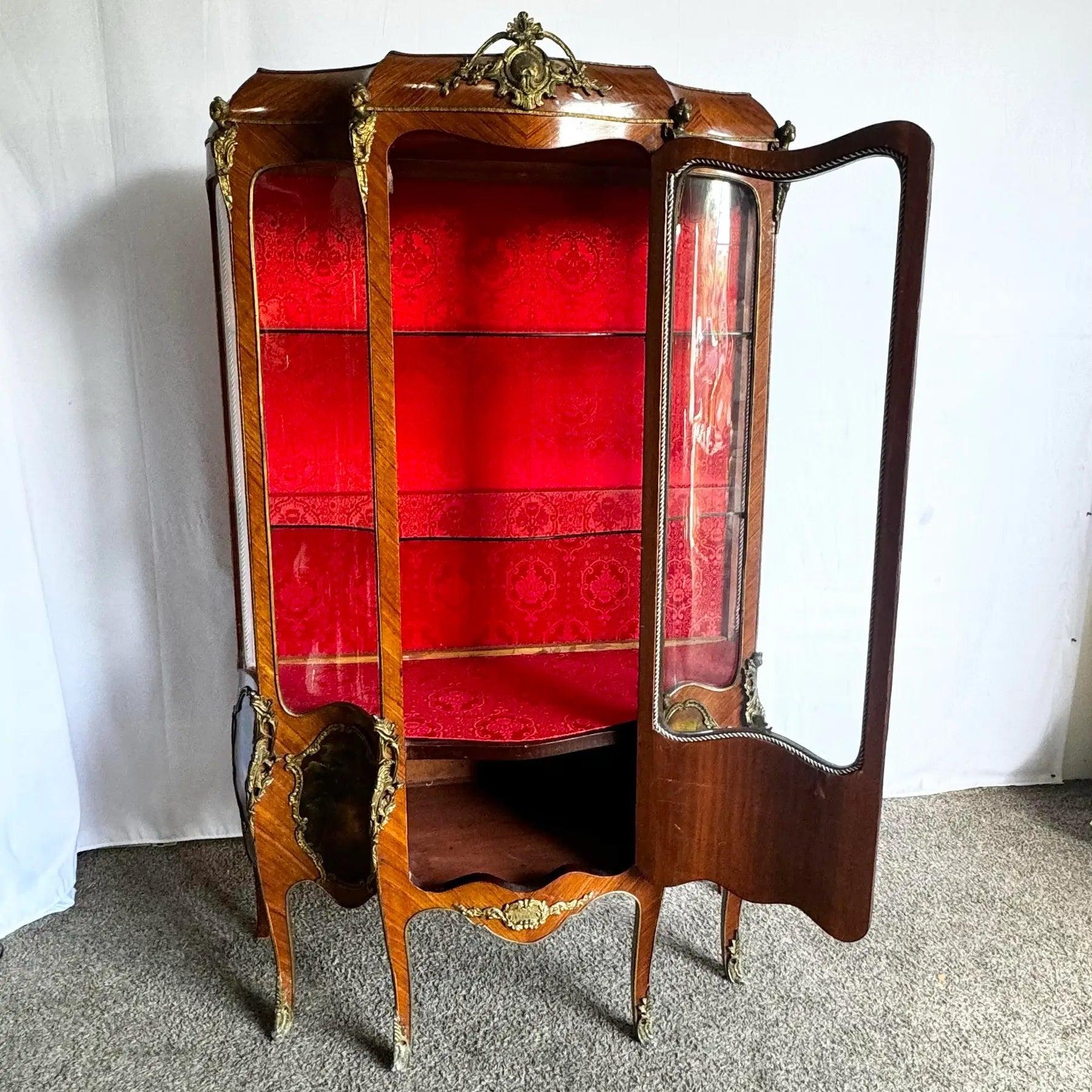 Antique French Louis XV Curio Vitrine With Ormolu & Hand-Painted Panels en venta 3