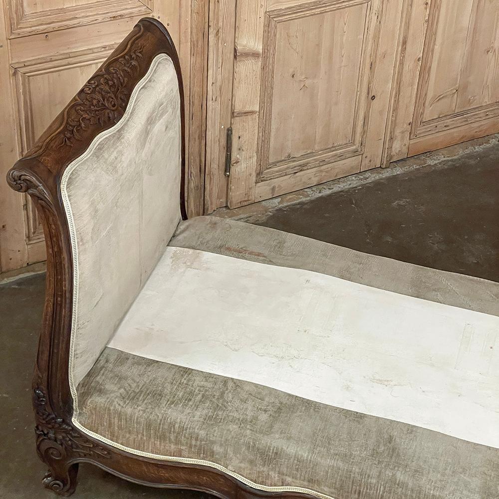 Antique French Louis XV Day Bed ~ Sofa In Good Condition For Sale In Dallas, TX