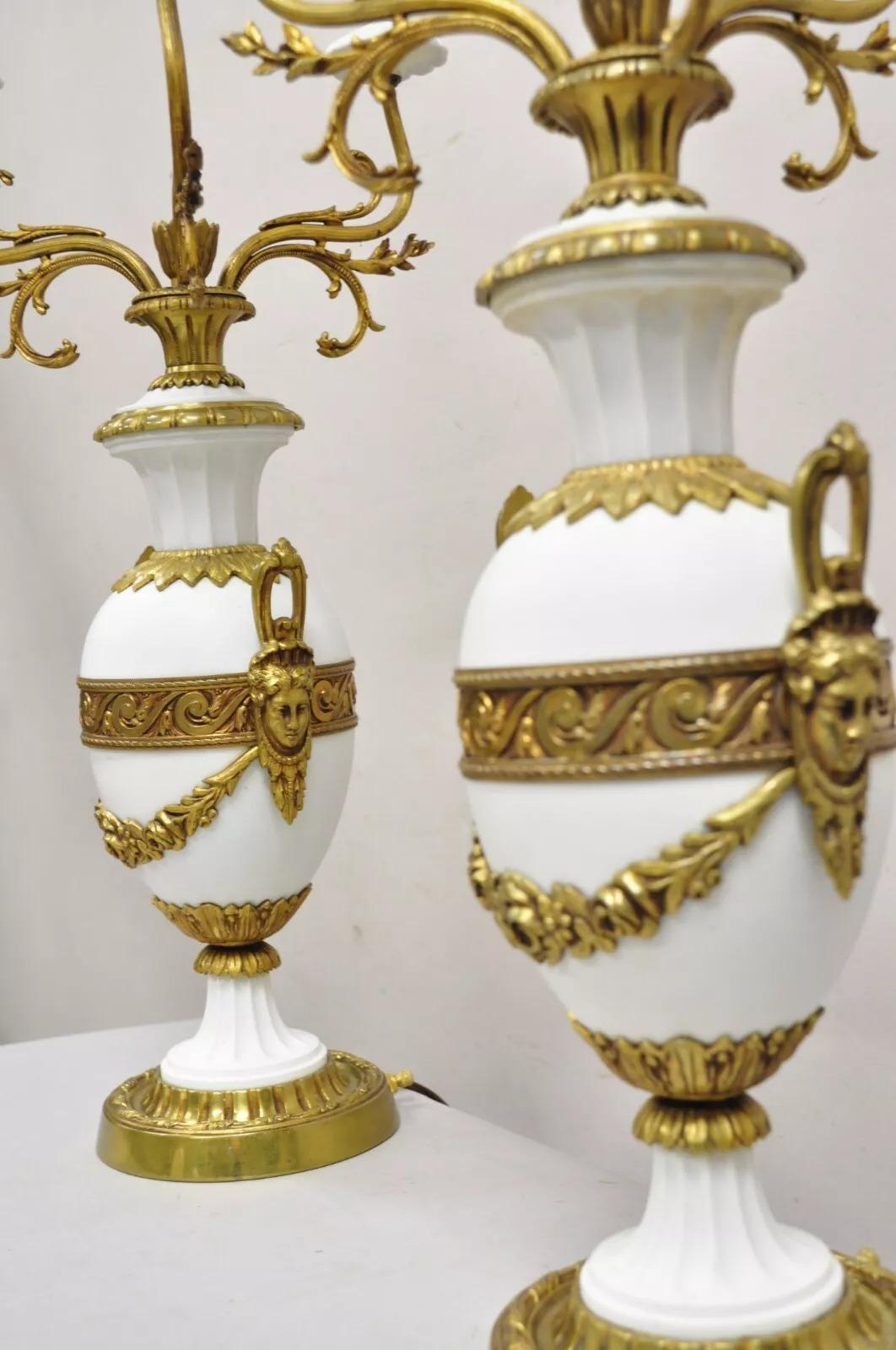 Paire de lampes de bureau françaises anciennes Louis XV figuratives en bronze et porcelaine en vente 5