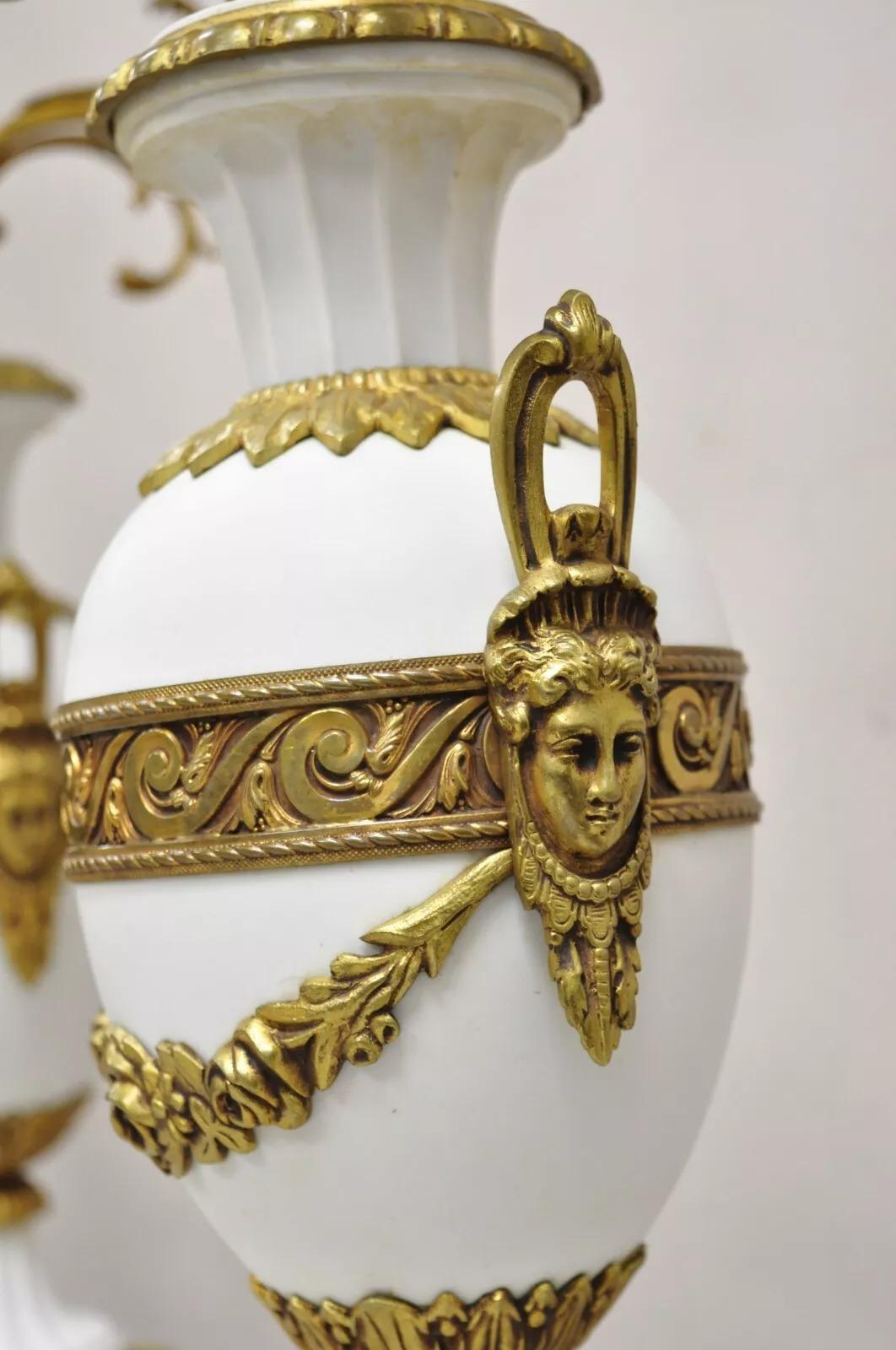 Inconnu Paire de lampes de bureau françaises anciennes Louis XV figuratives en bronze et porcelaine en vente