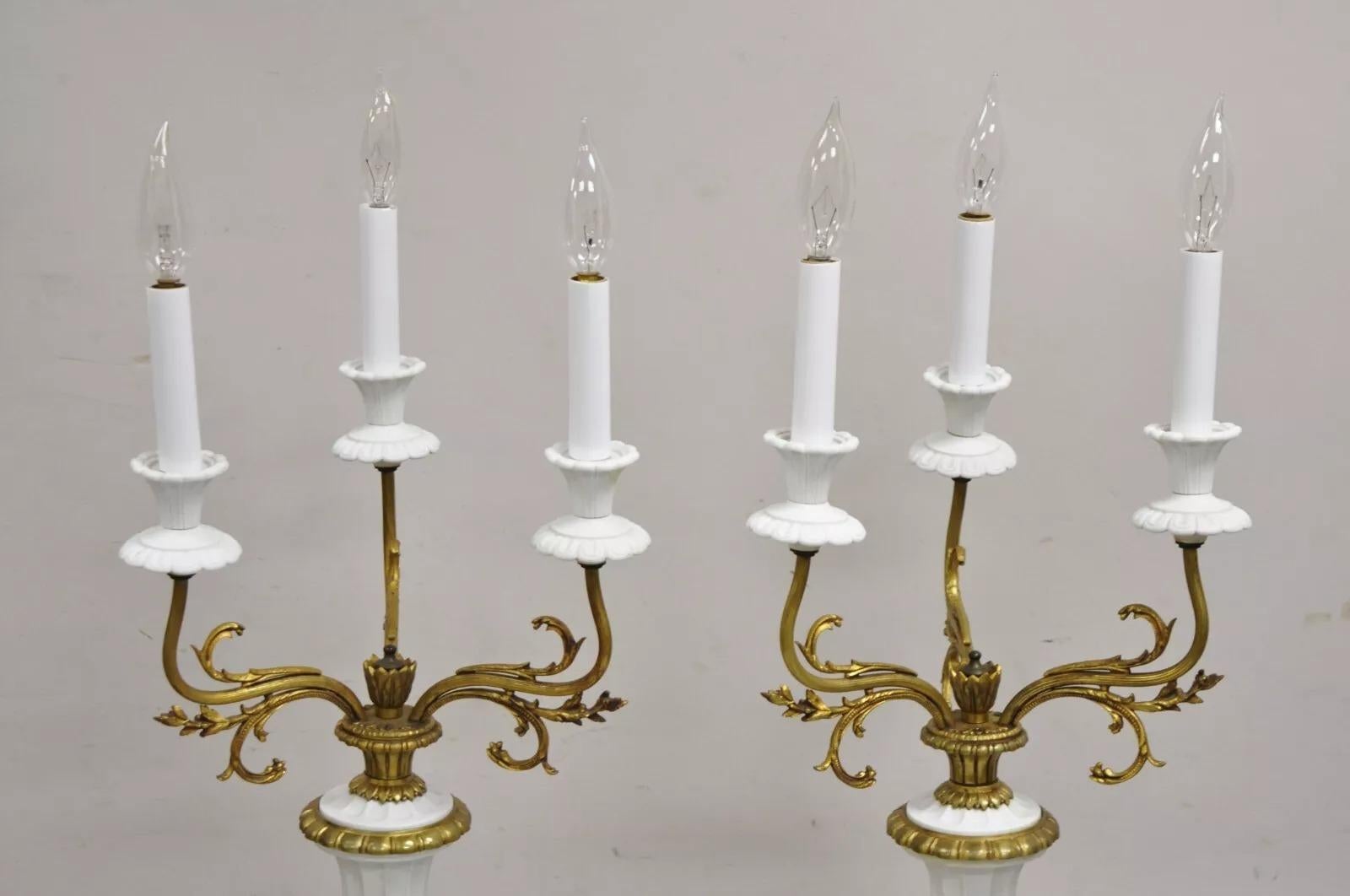 Paire de lampes de bureau françaises anciennes Louis XV figuratives en bronze et porcelaine Bon état - En vente à Philadelphia, PA