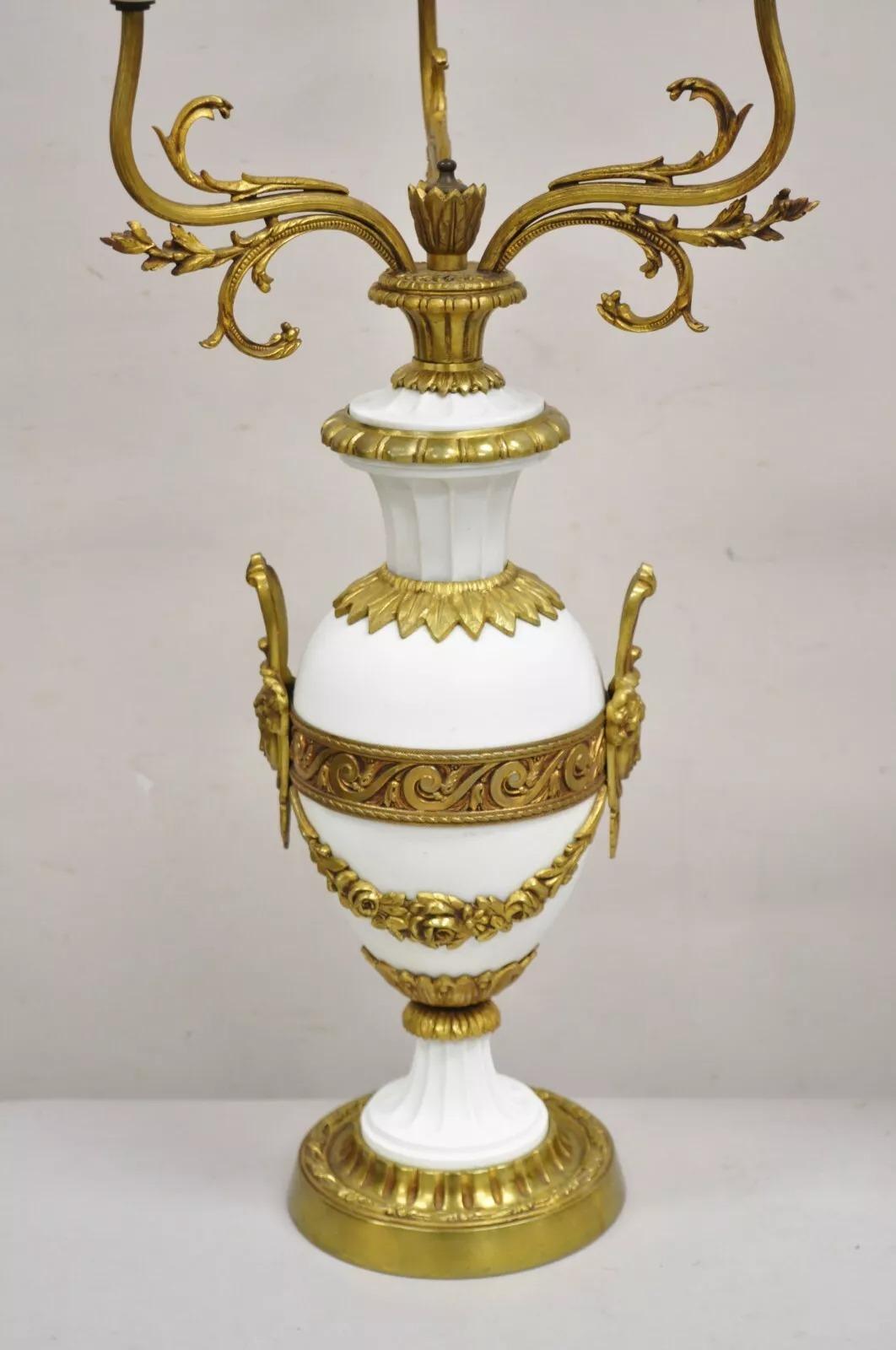 20ième siècle Paire de lampes de bureau françaises anciennes Louis XV figuratives en bronze et porcelaine en vente