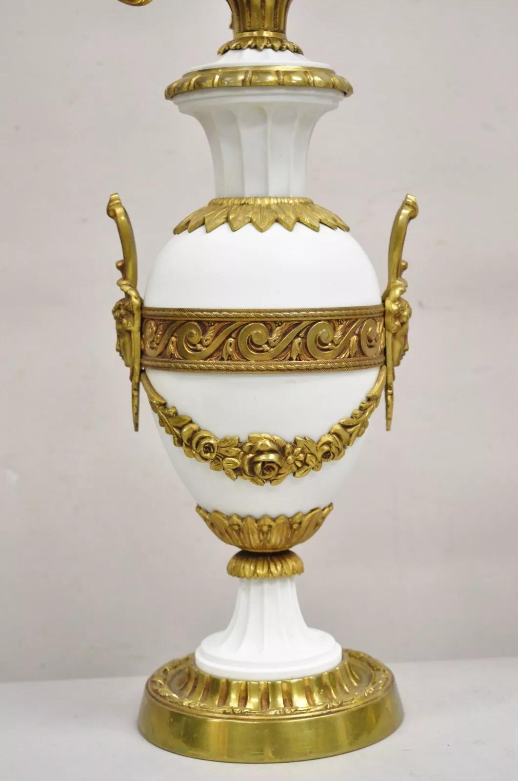 Bronze Paire de lampes de bureau françaises anciennes Louis XV figuratives en bronze et porcelaine en vente