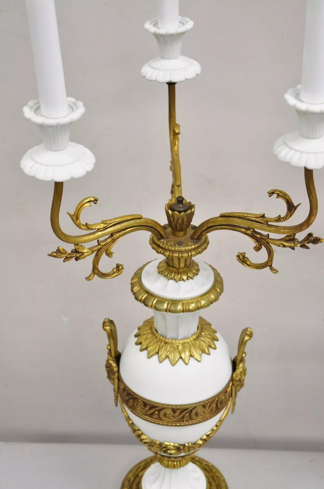 Paire de lampes de bureau françaises anciennes Louis XV figuratives en bronze et porcelaine en vente 1