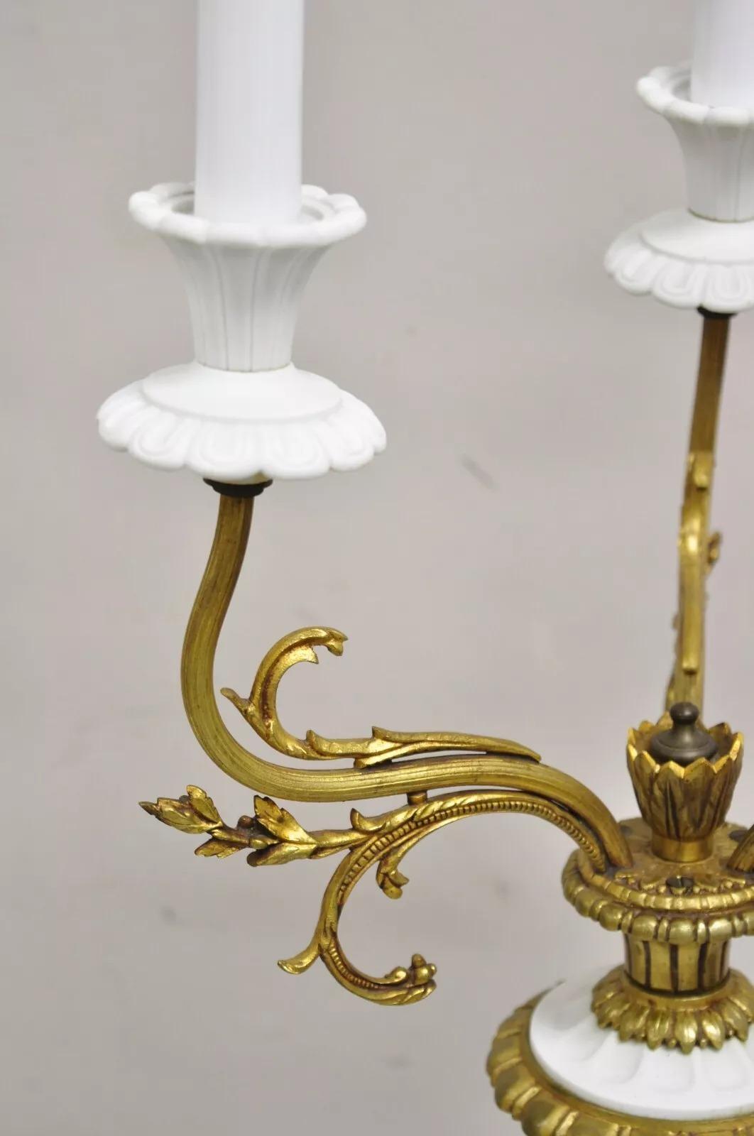 Paire de lampes de bureau françaises anciennes Louis XV figuratives en bronze et porcelaine en vente 2