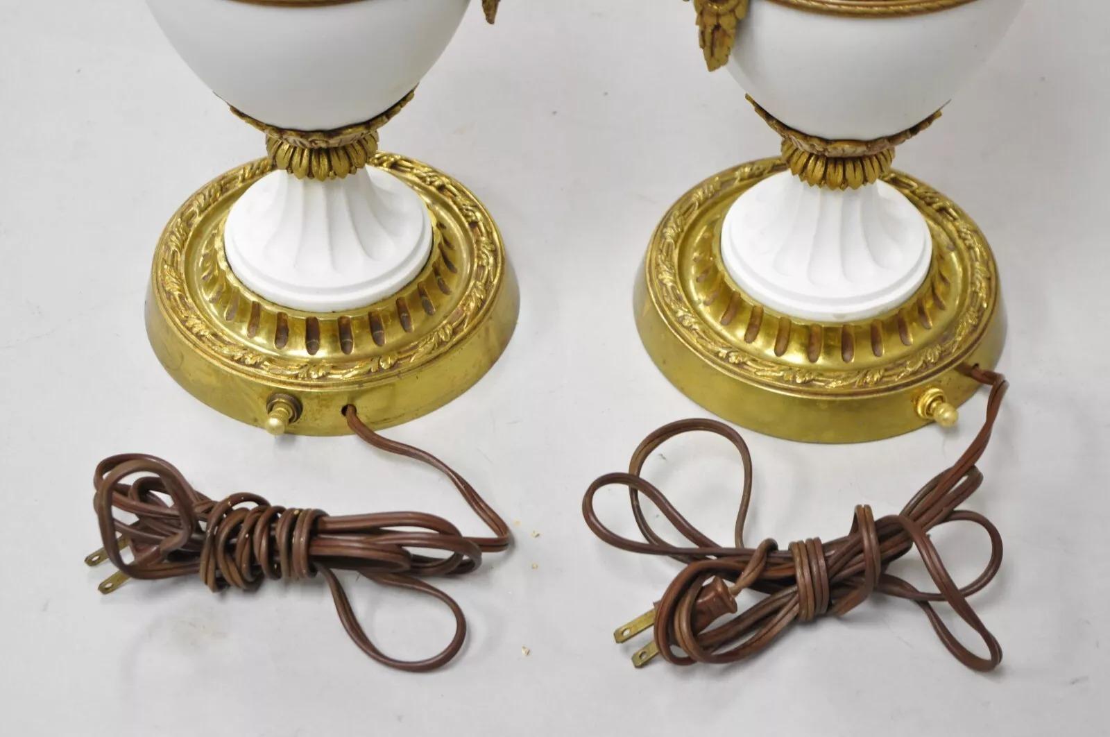 Paire de lampes de bureau françaises anciennes Louis XV figuratives en bronze et porcelaine en vente 3