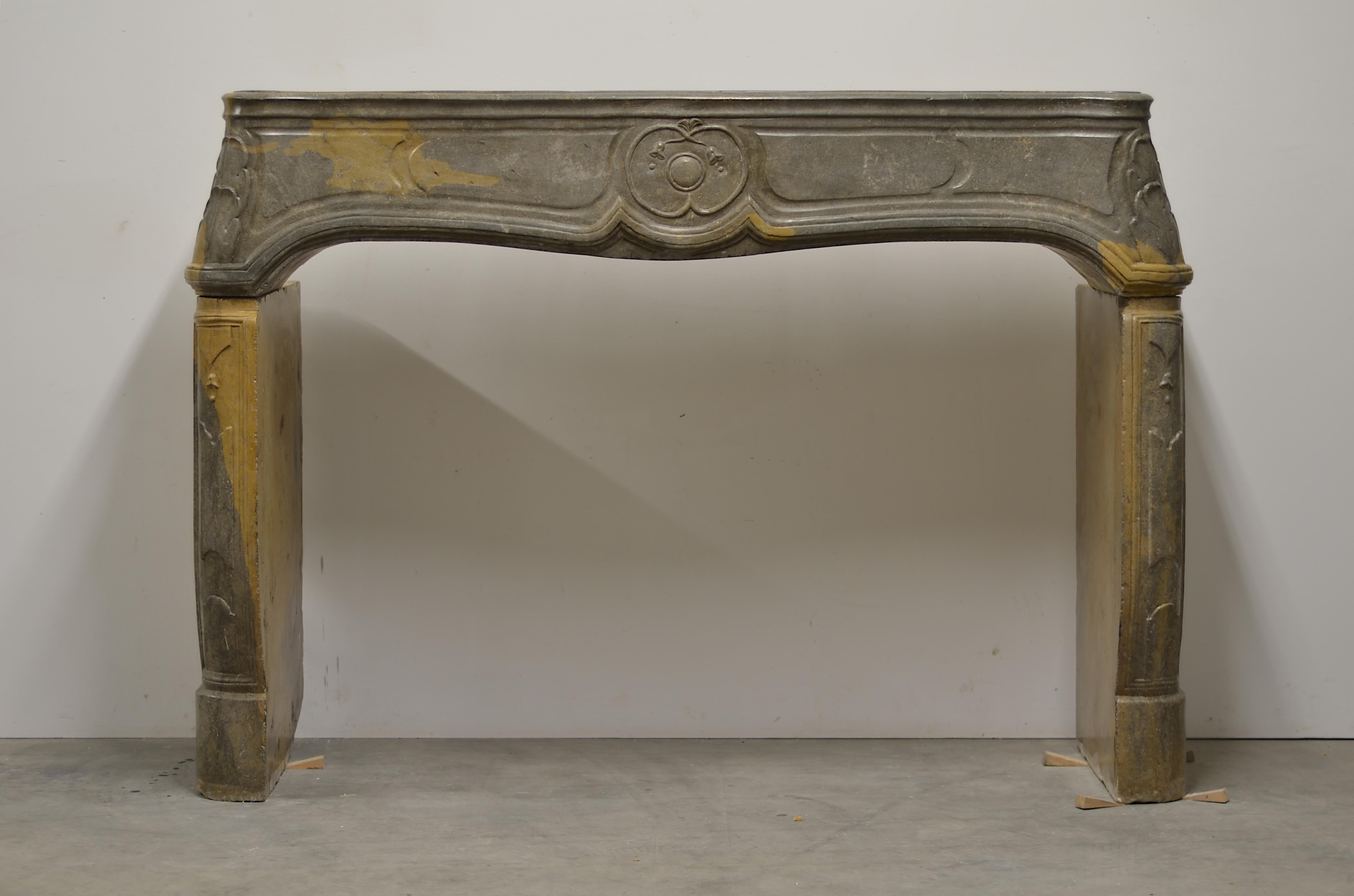 Ein sehr schöner und ungewöhnlich geformter französischer Louis XV Kamin.
Dieser schöne dekorative Kaminsims aus warmem, zweifarbigem Kalkstein verleiht jedem Interieur echten Stil und französische Klasse.

Stammt aus den gleichen Häusern wie