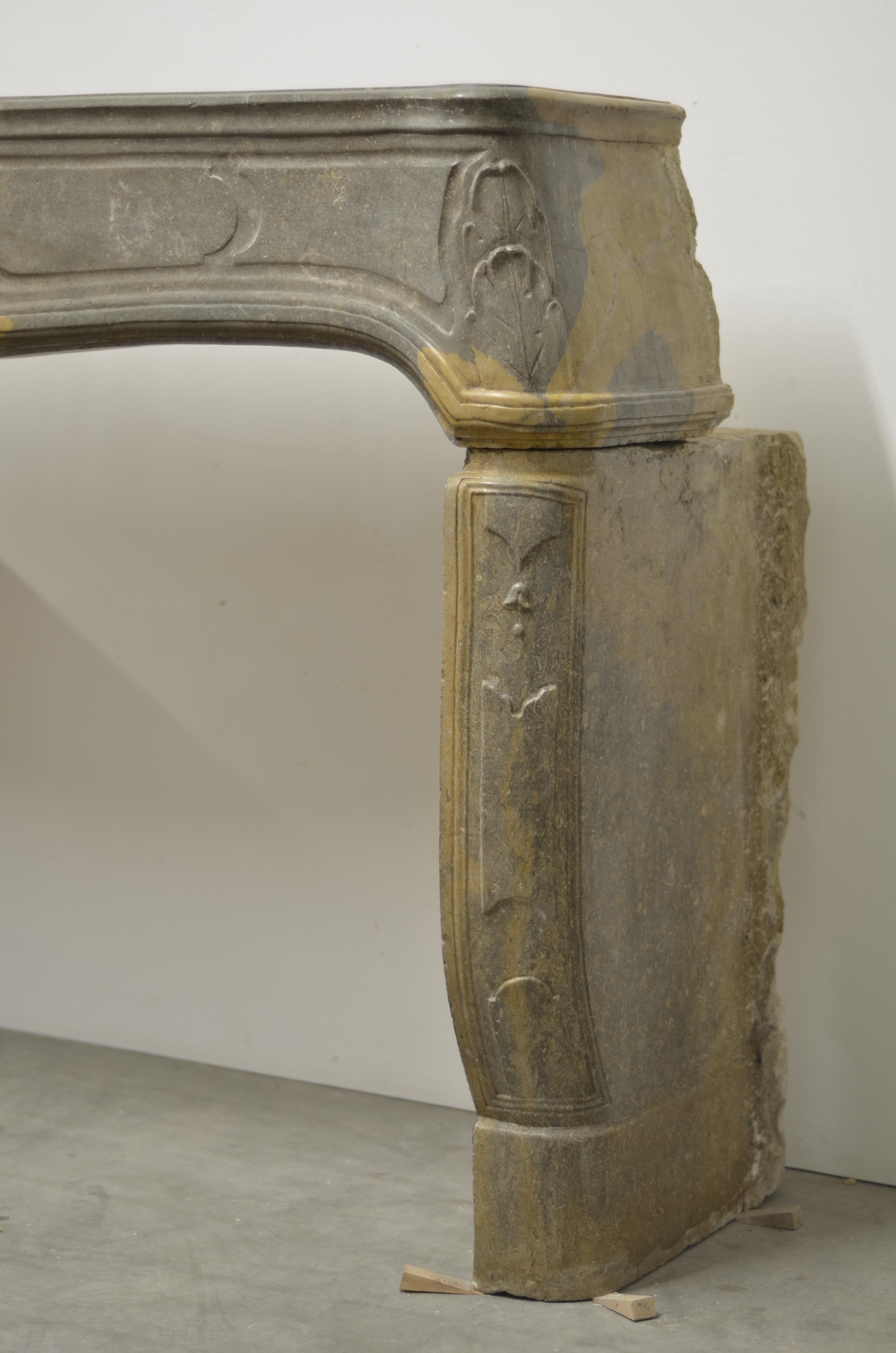 Antiker französischer Louis XV.-Kaminsims (Kalkstein) im Angebot
