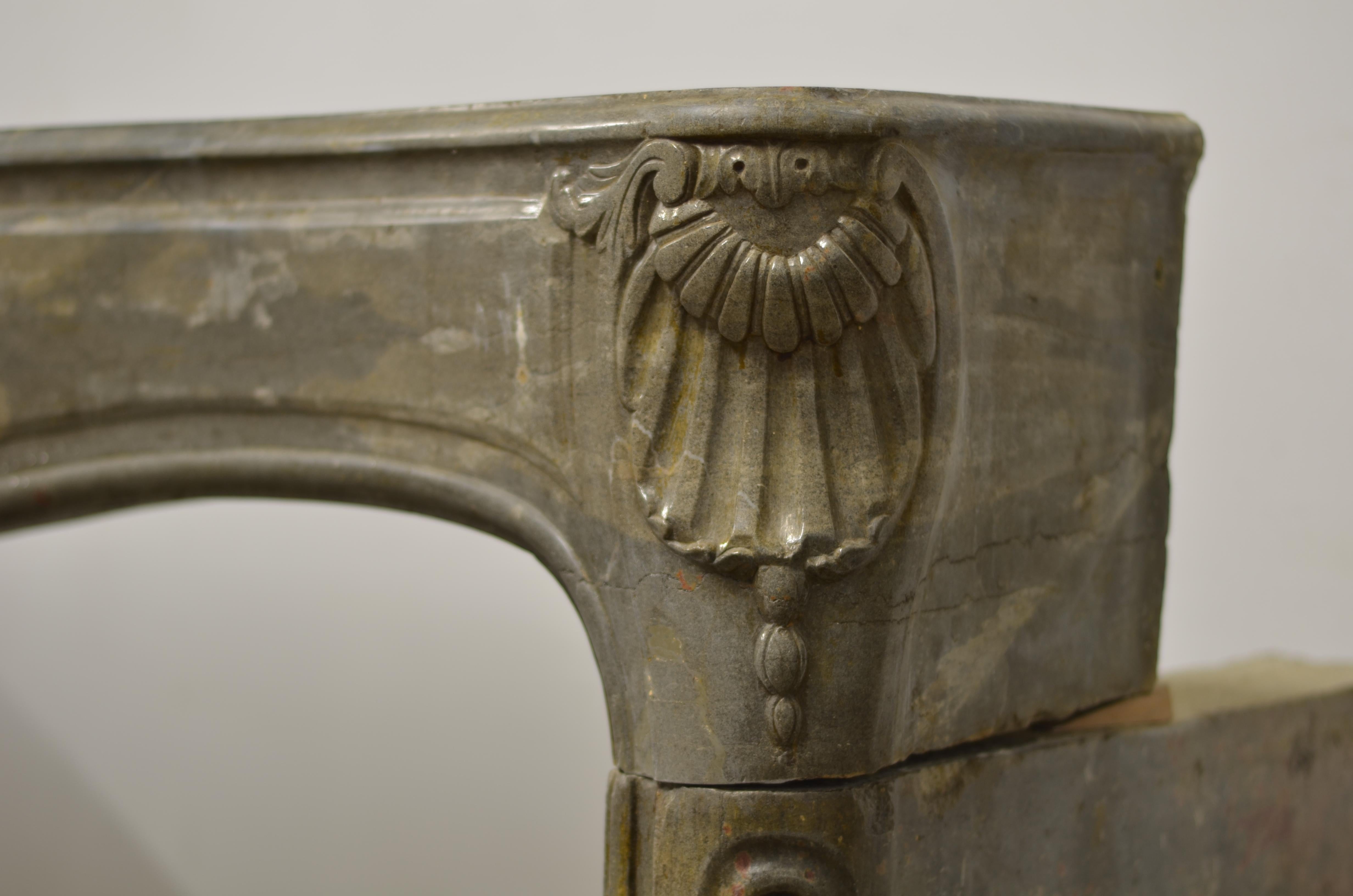 Repisa de chimenea Antique French Louis XV Caliza en venta