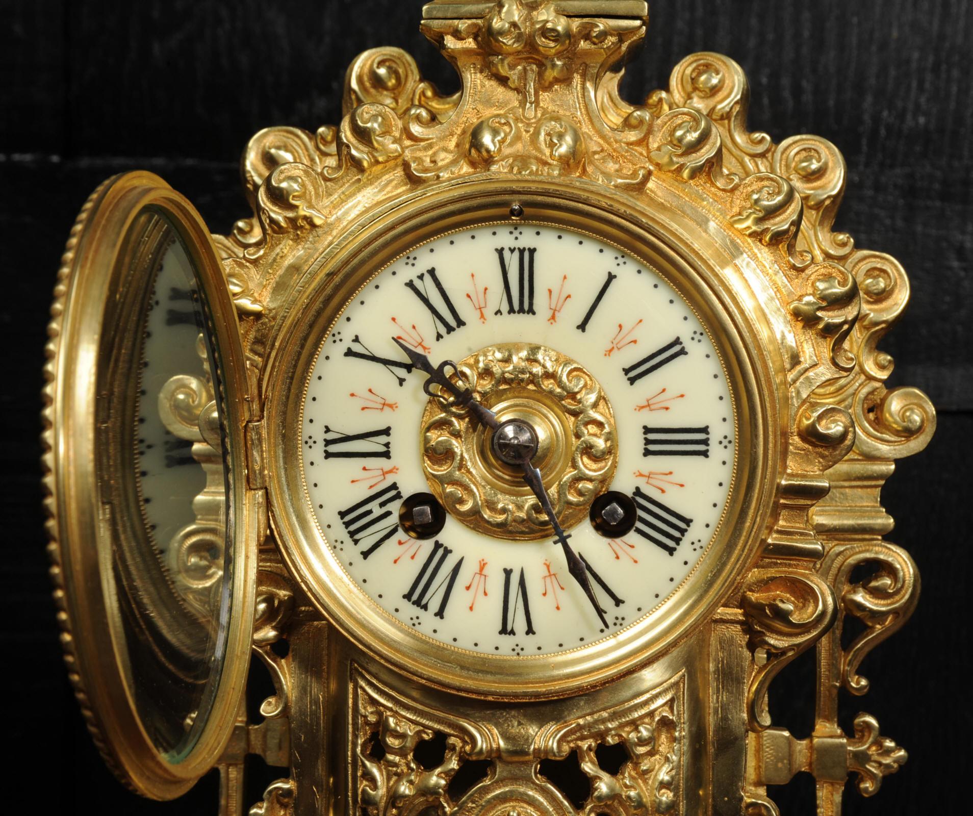Antike französische Louis XV.-Uhr aus vergoldeter Bronze im Angebot 4