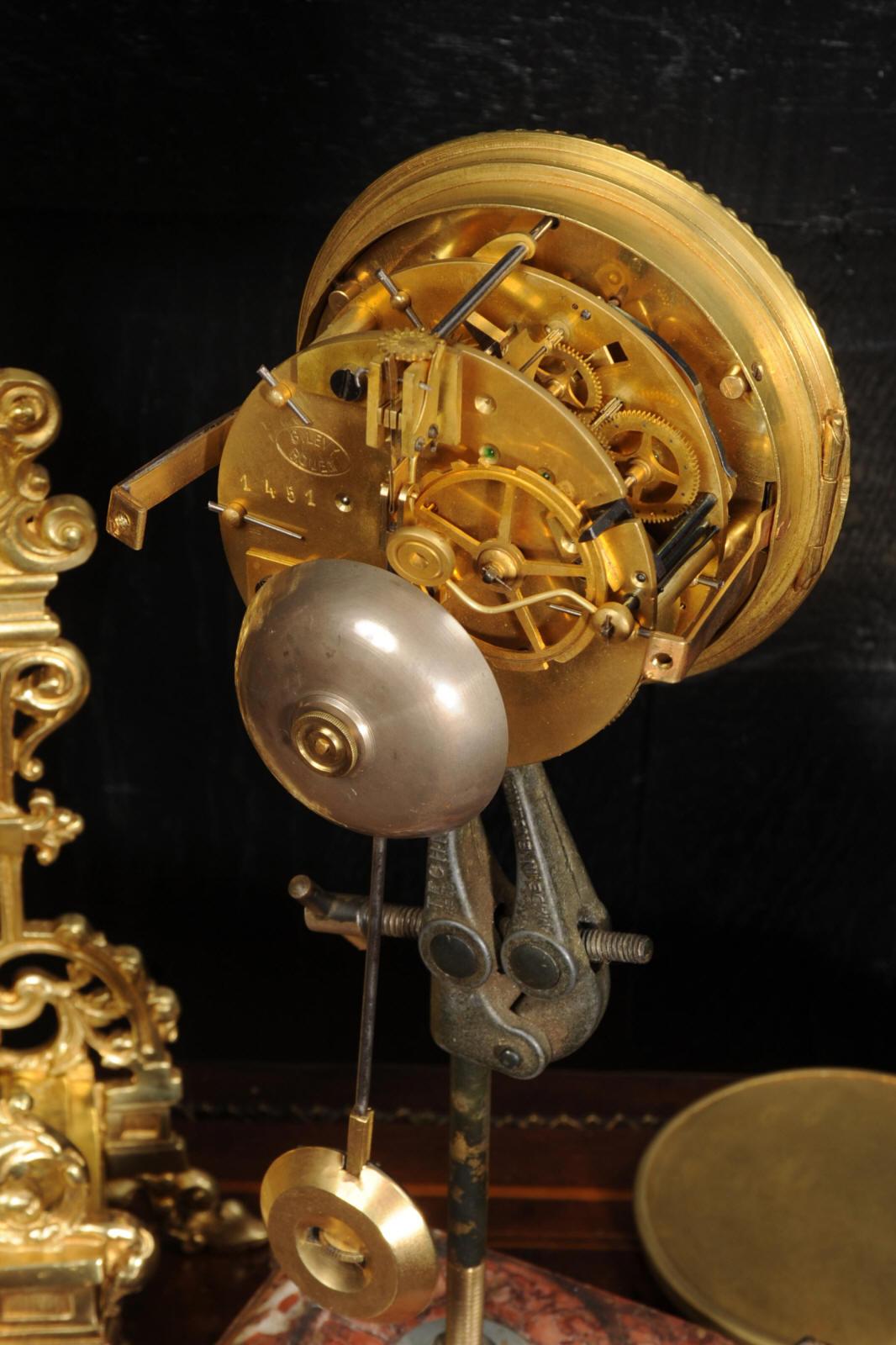 Horloge française ancienne Louis XV en bronze doré en vente 6