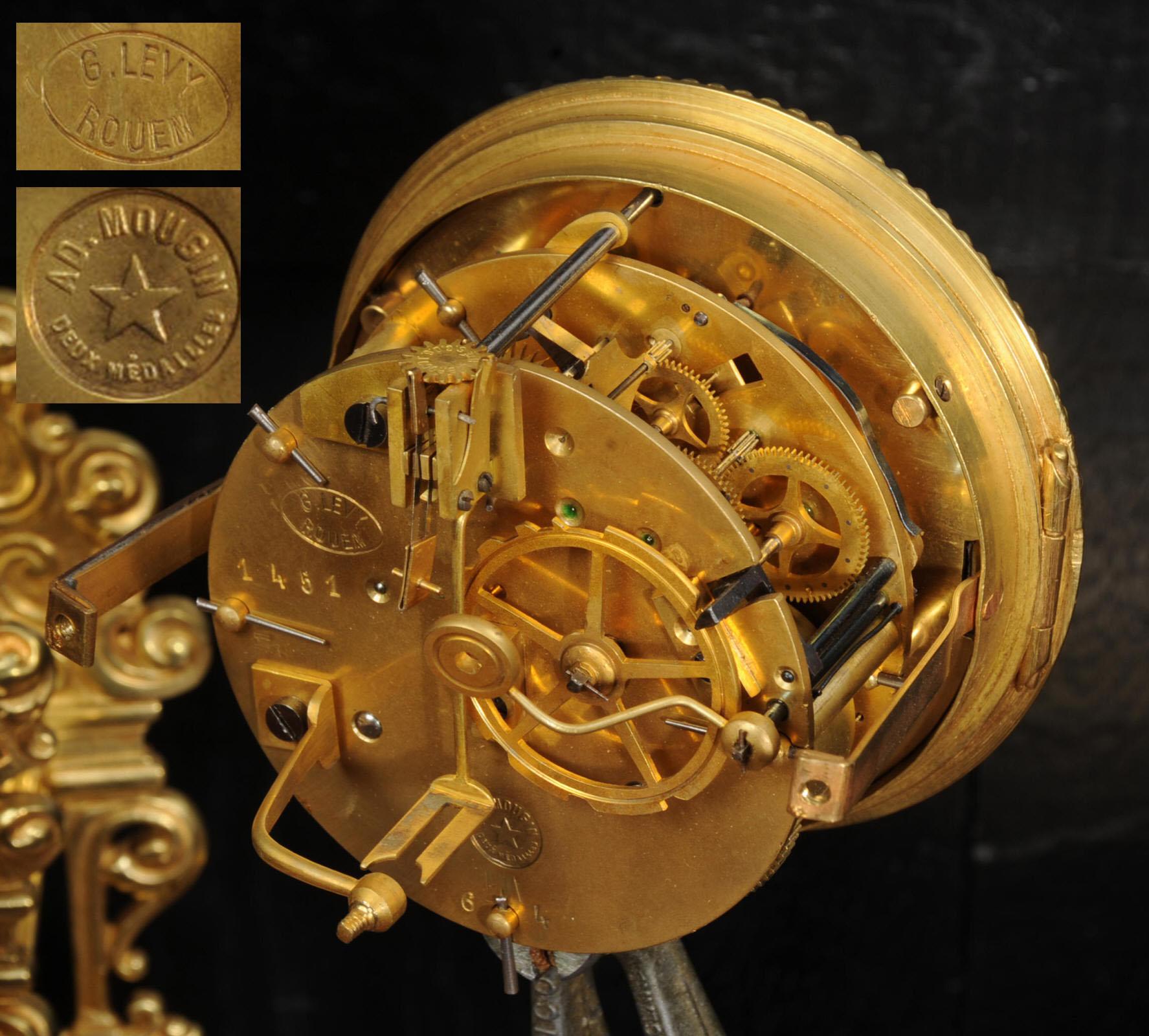 Horloge française ancienne Louis XV en bronze doré en vente 7