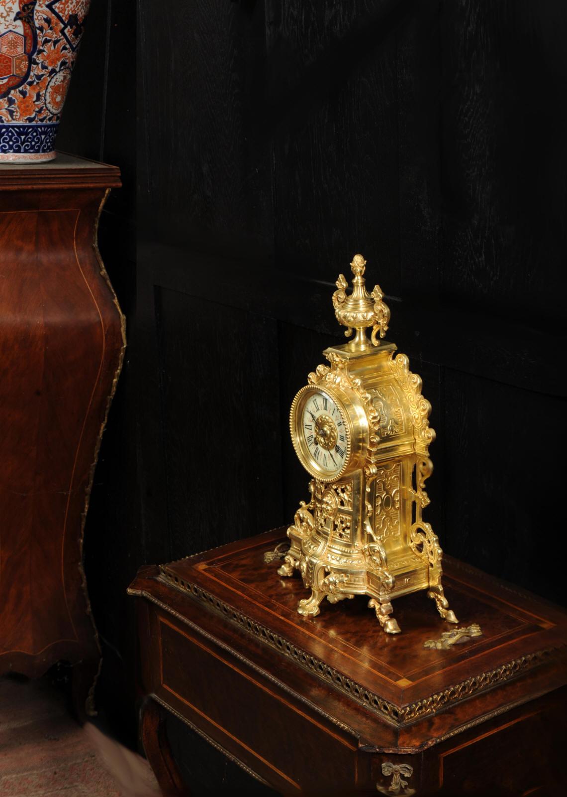 Horloge française ancienne Louis XV en bronze doré Bon état - En vente à Belper, Derbyshire