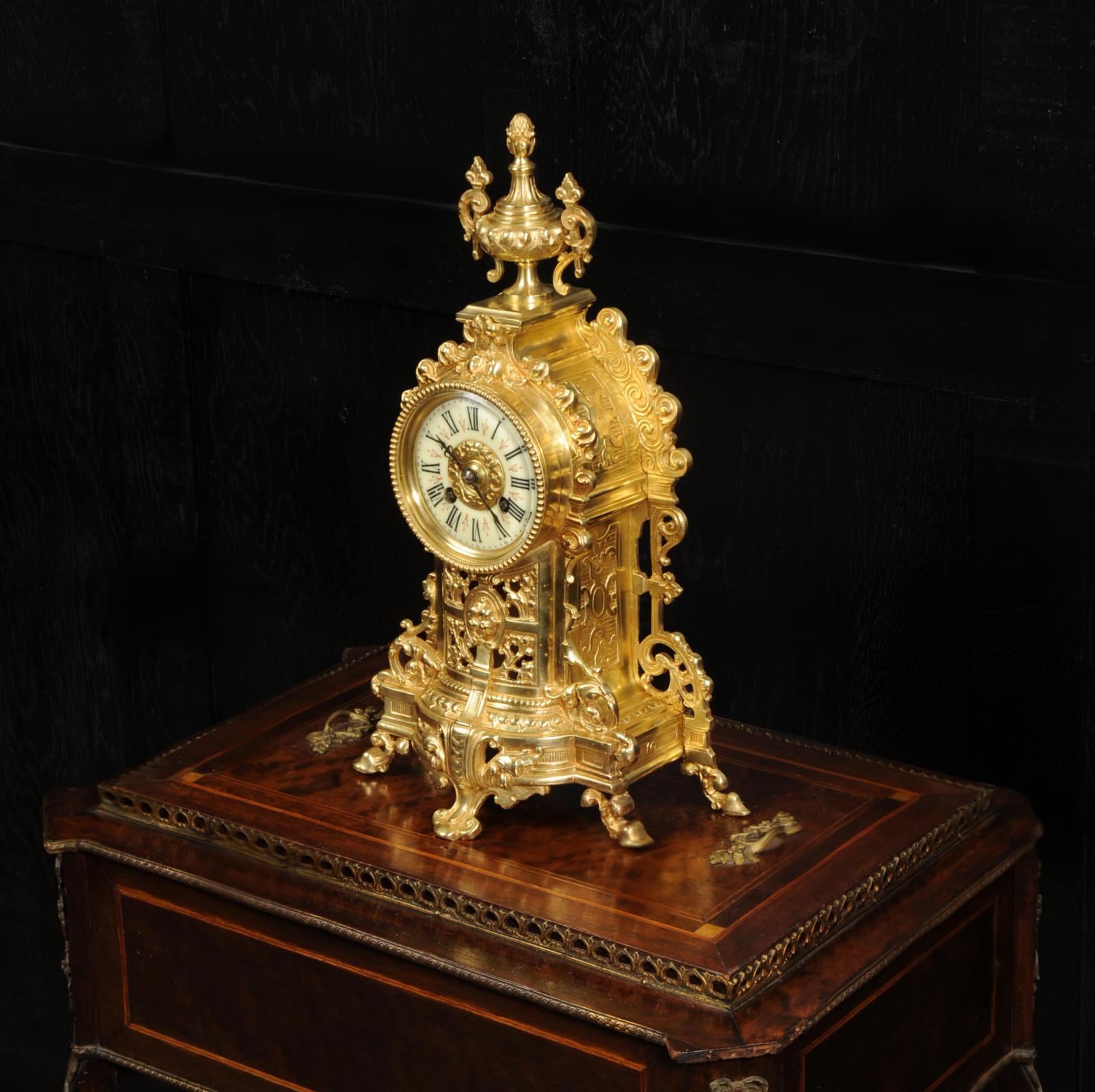 XIXe siècle Horloge française ancienne Louis XV en bronze doré en vente