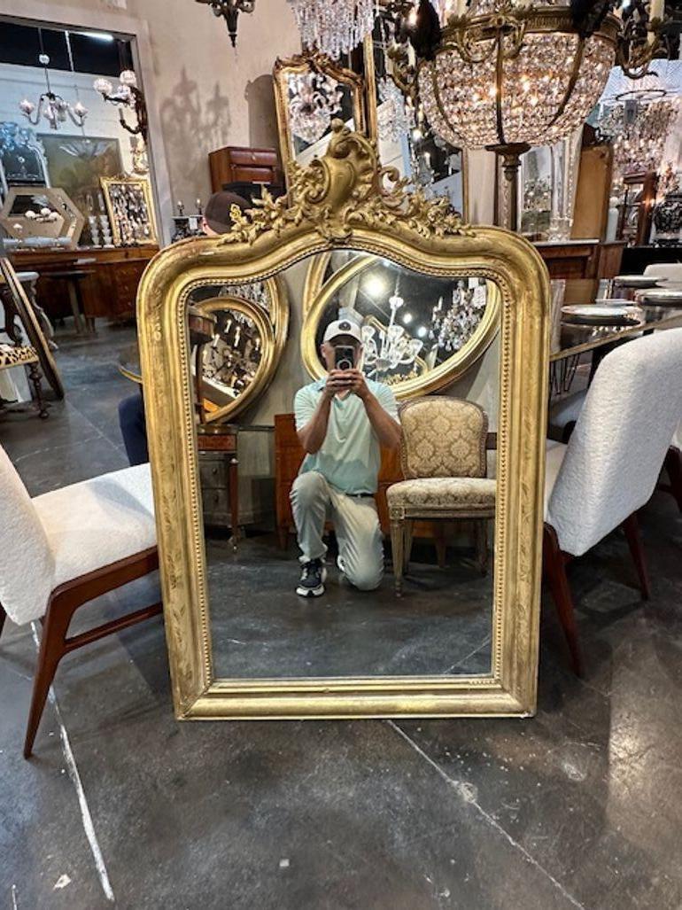 Français Antique miroir français Louis XV en bois doré en vente