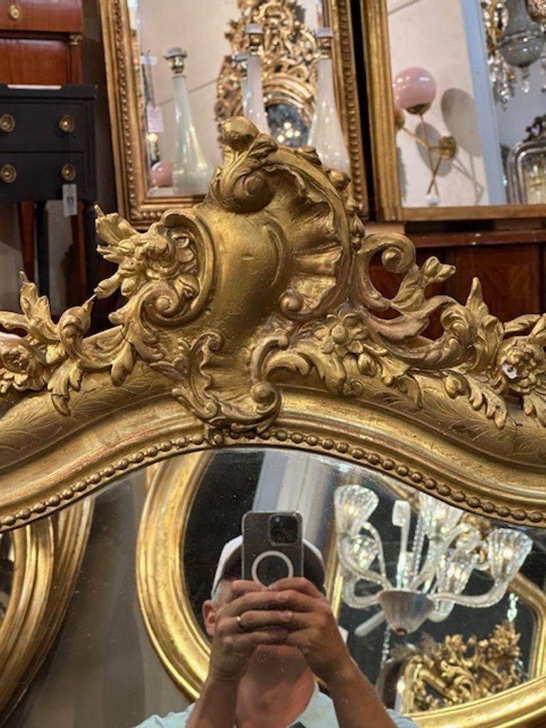 Antique miroir français Louis XV en bois doré Bon état - En vente à Dallas, TX