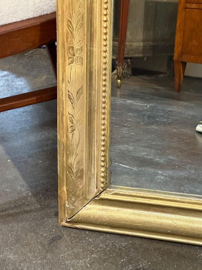 Antique miroir français Louis XV en bois doré en vente 1