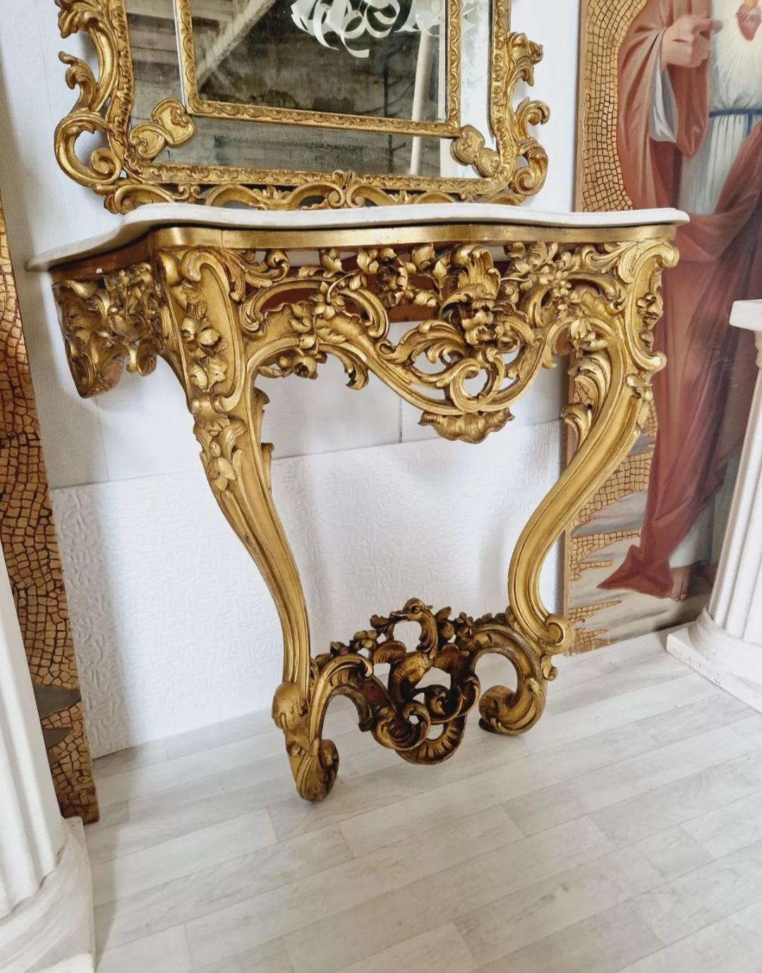 Sculpté à la main Ancienne table console française Louis XV dorée avec plateau en marbre en vente