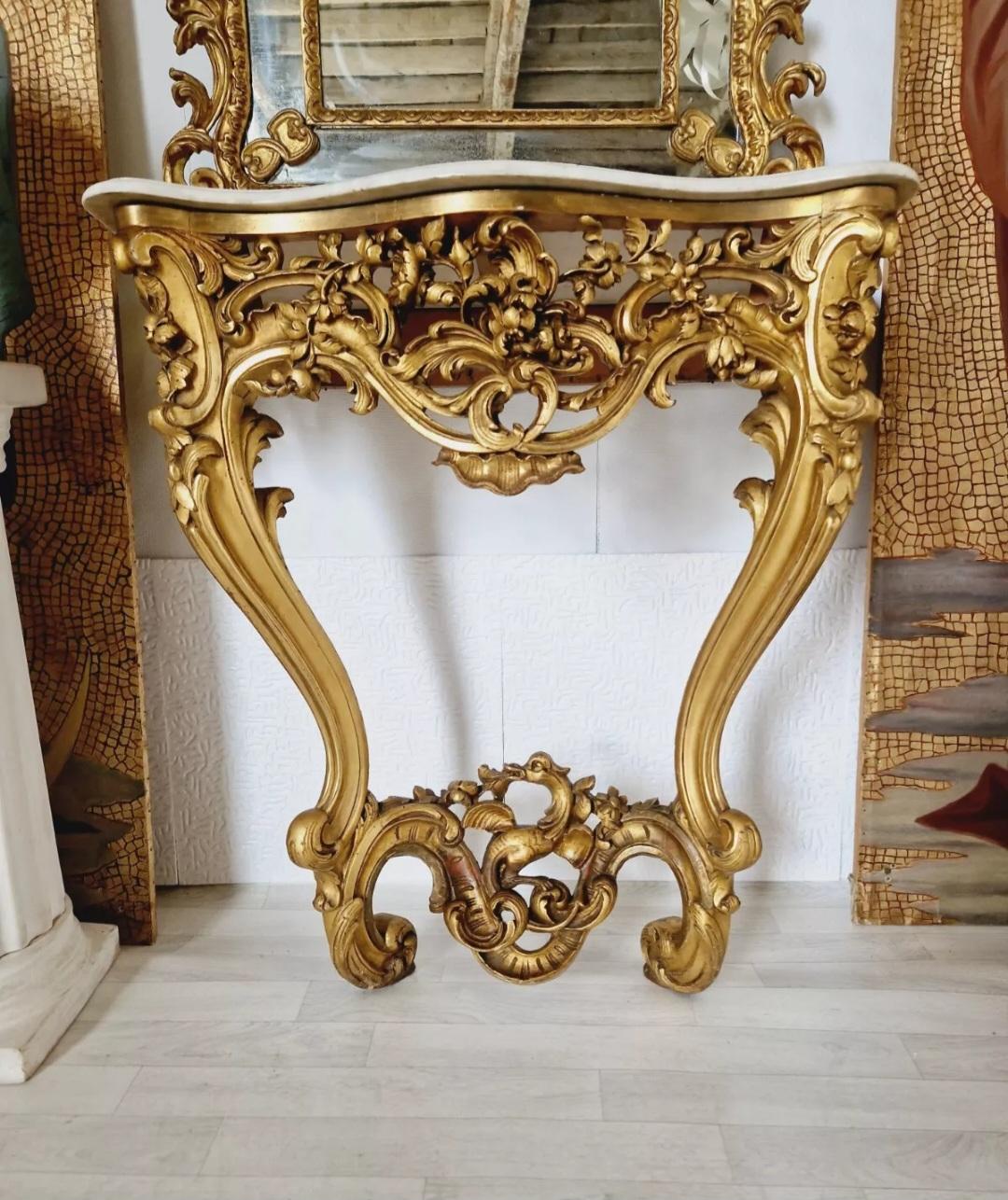 XIXe siècle Ancienne table console française Louis XV dorée avec plateau en marbre en vente
