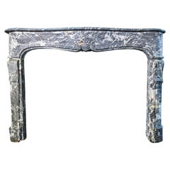 Antique French Louis XV, caminetto in marmo con venature grigie