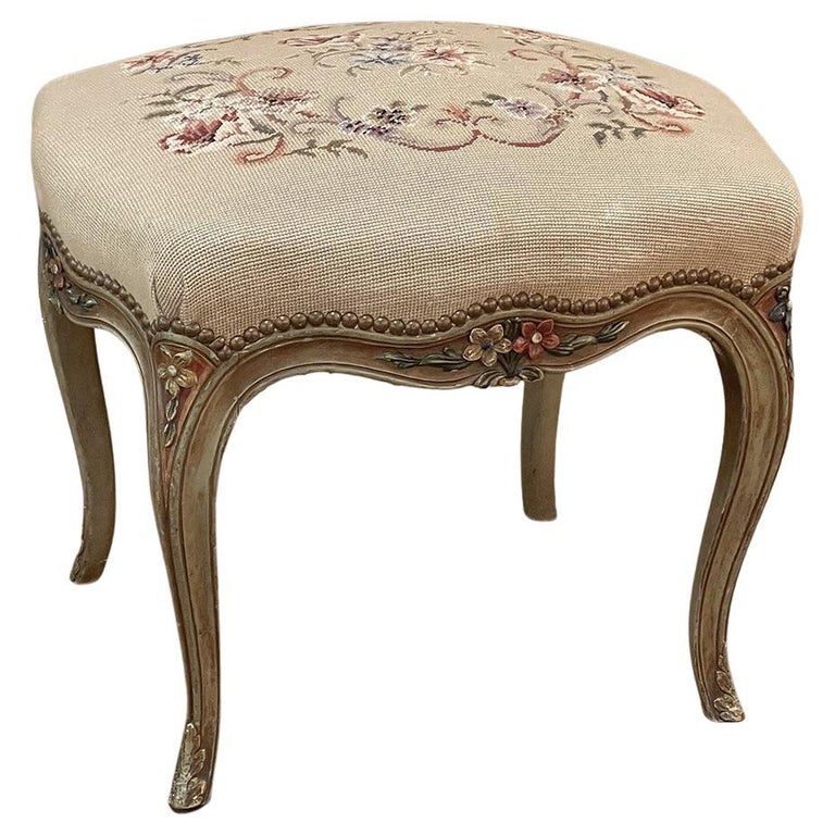 Ancien tabouret vintage tripode en bois massif, avec ses 3 pieds boulier ou perlés sans années