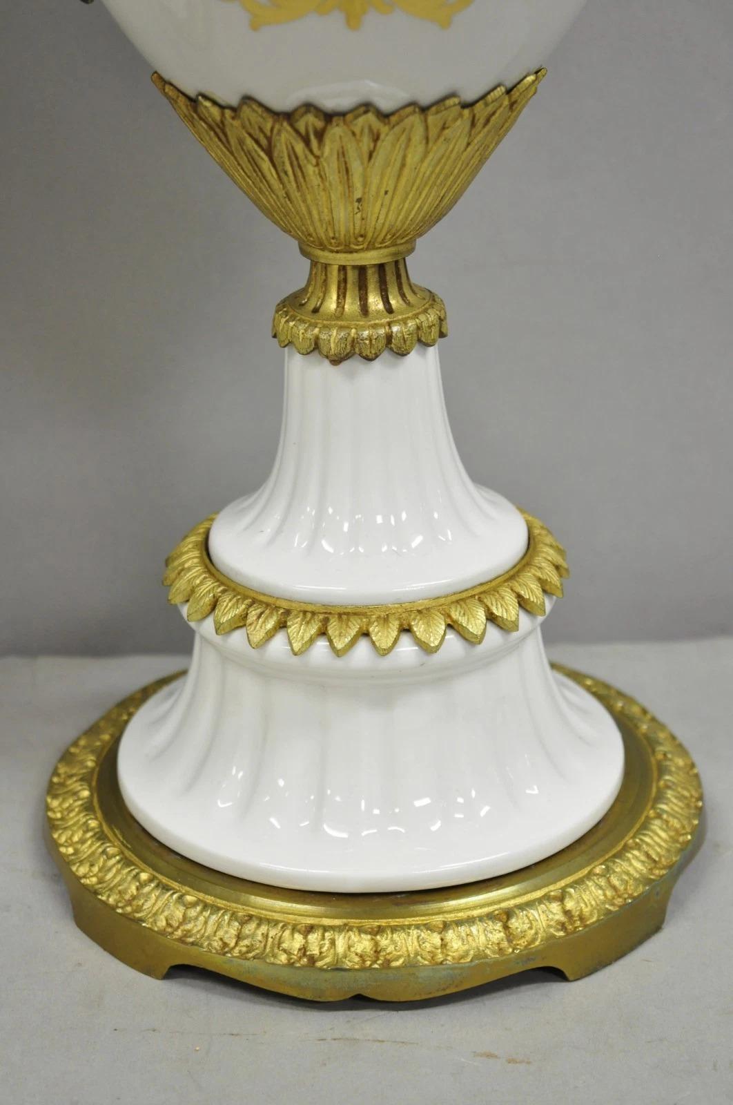 Antique French Louis XV Hand-Painted Porcelain Urn Bronze Tischlampen - ein Paar im Angebot 3