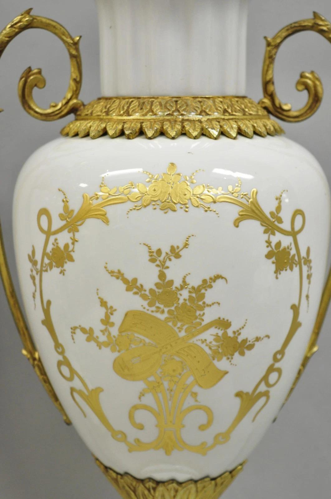 Antique French Louis XV Hand-Painted Porcelain Urn Bronze Tischlampen - ein Paar im Angebot 4