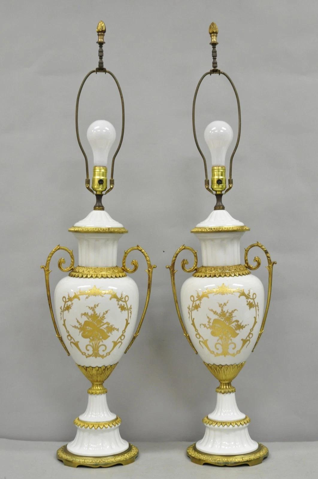 Antique French Louis XV Hand-Painted Porcelain Urn Bronze Tischlampen - ein Paar im Angebot 5