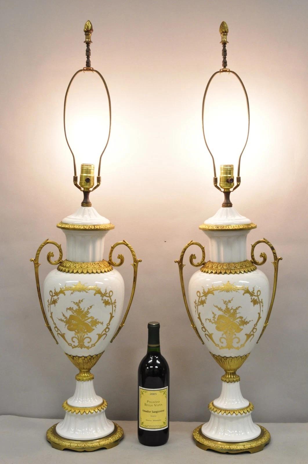 Antike französische Louis XV Stil handbemalte Porzellan Urn Form Bronze Ormolu Tischlampen mit Griffen - ein Paar. Der Gegenstand besteht aus vergoldeter Bronze und ist auf beiden Seiten mit goldvergoldeten Blumen- und Musikmotiven fein handbemalt.