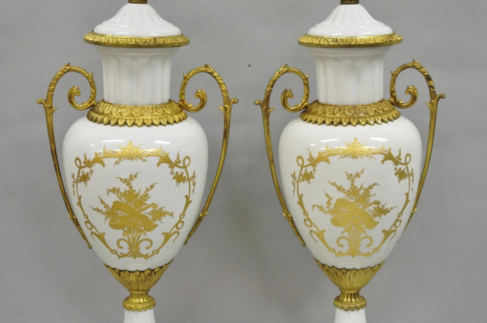 Antique French Louis XV Hand-Painted Porcelain Urn Bronze Tischlampen - ein Paar (Louis XV.) im Angebot