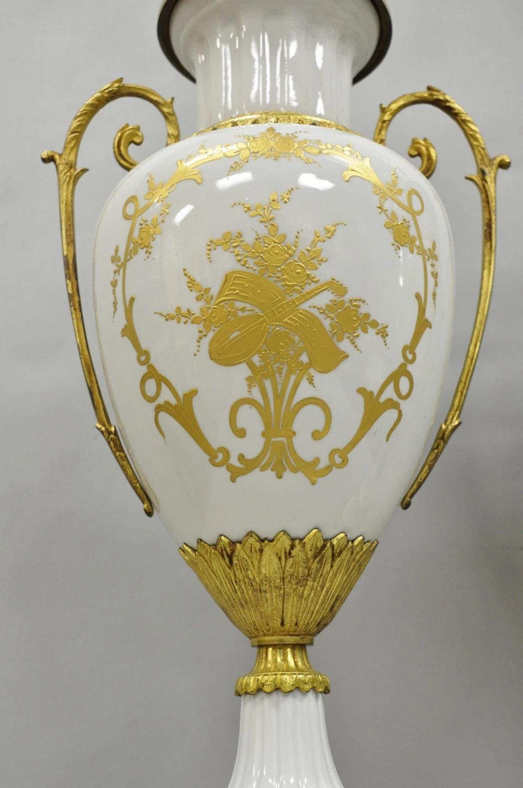 Antique French Louis XV Hand-Painted Porcelain Urn Bronze Tischlampen - ein Paar (Unbekannt) im Angebot
