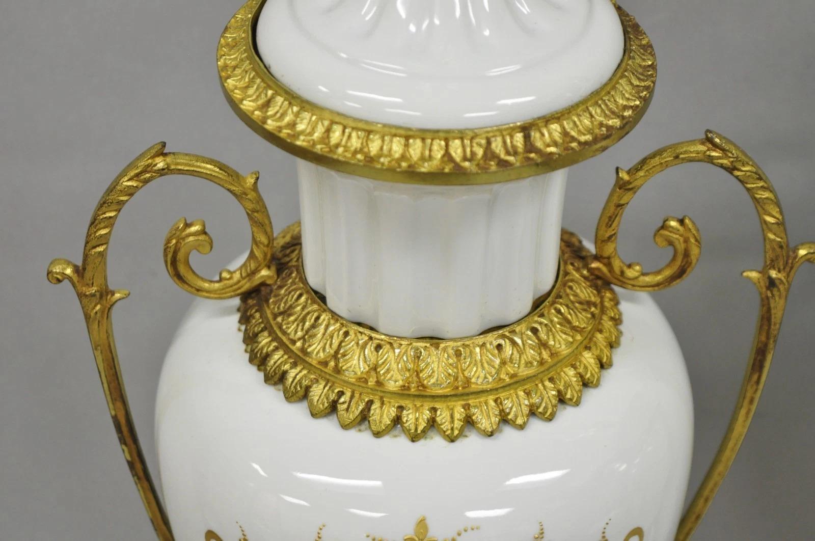 Antique French Louis XV Hand-Painted Porcelain Urn Bronze Tischlampen - ein Paar im Zustand „Gut“ im Angebot in Philadelphia, PA
