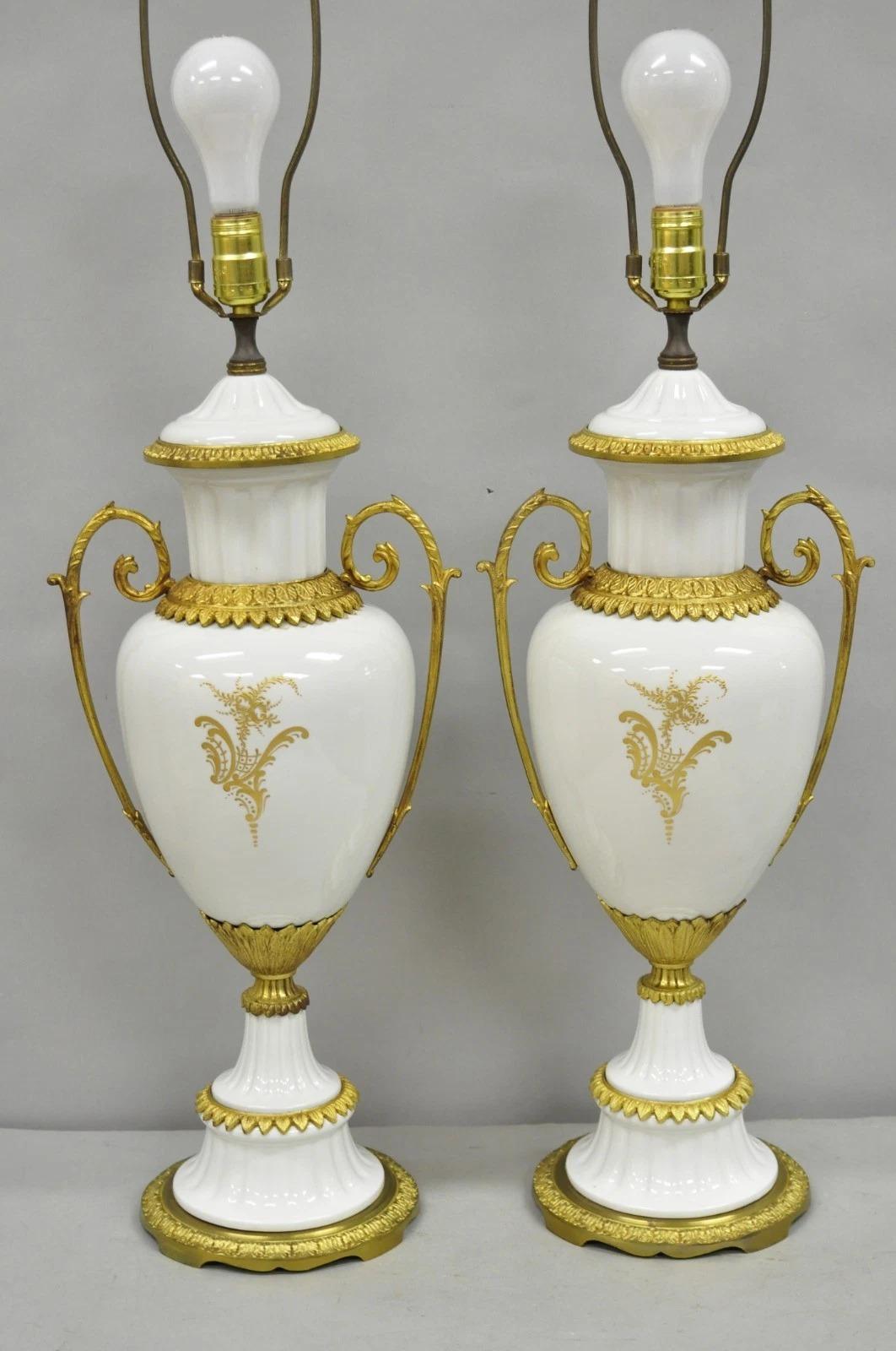 Antique French Louis XV Hand-Painted Porcelain Urn Bronze Tischlampen - ein Paar im Angebot 1